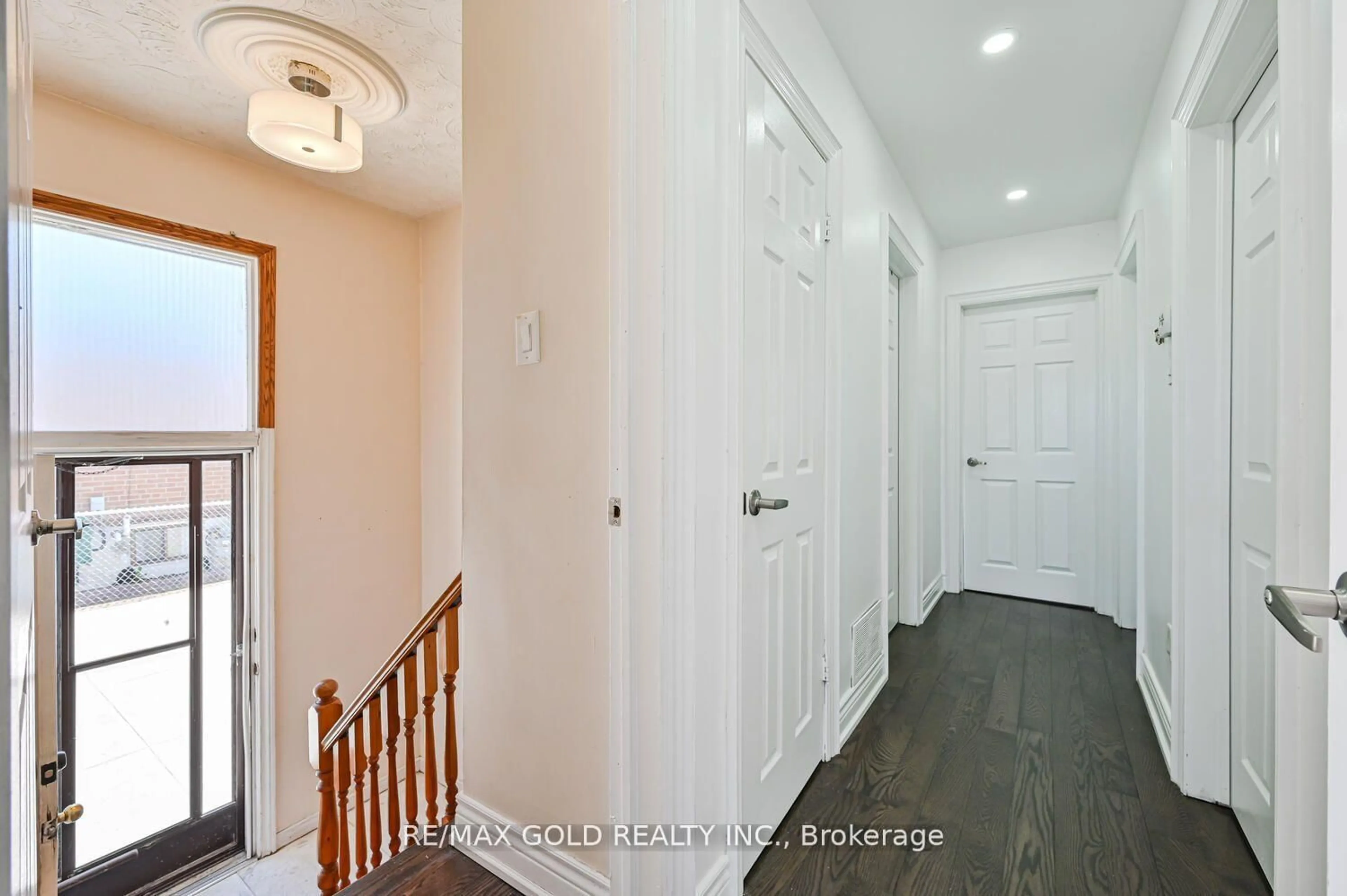Indoor entryway for 7558 Rockhill Rd, Mississauga Ontario L4T 2Z7