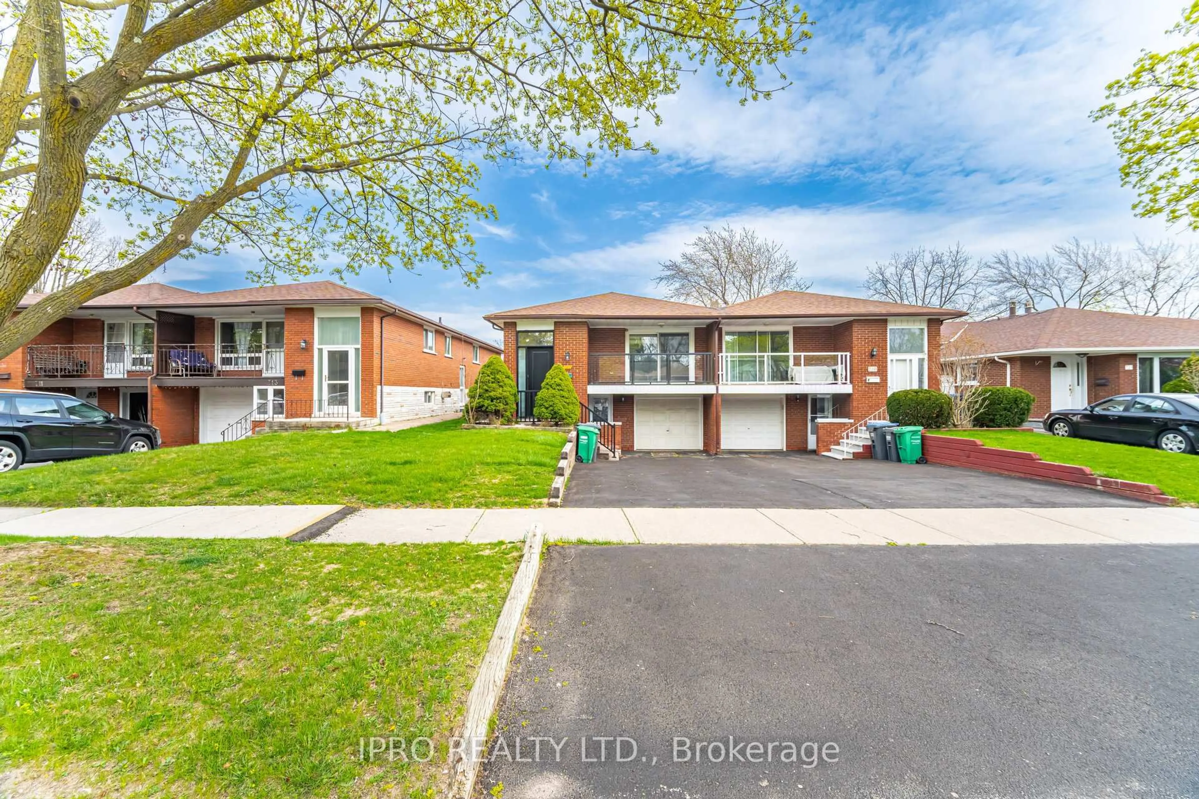Home with brick exterior material, street for 717 Green Meadow Cres, Mississauga Ontario L5A 2V3