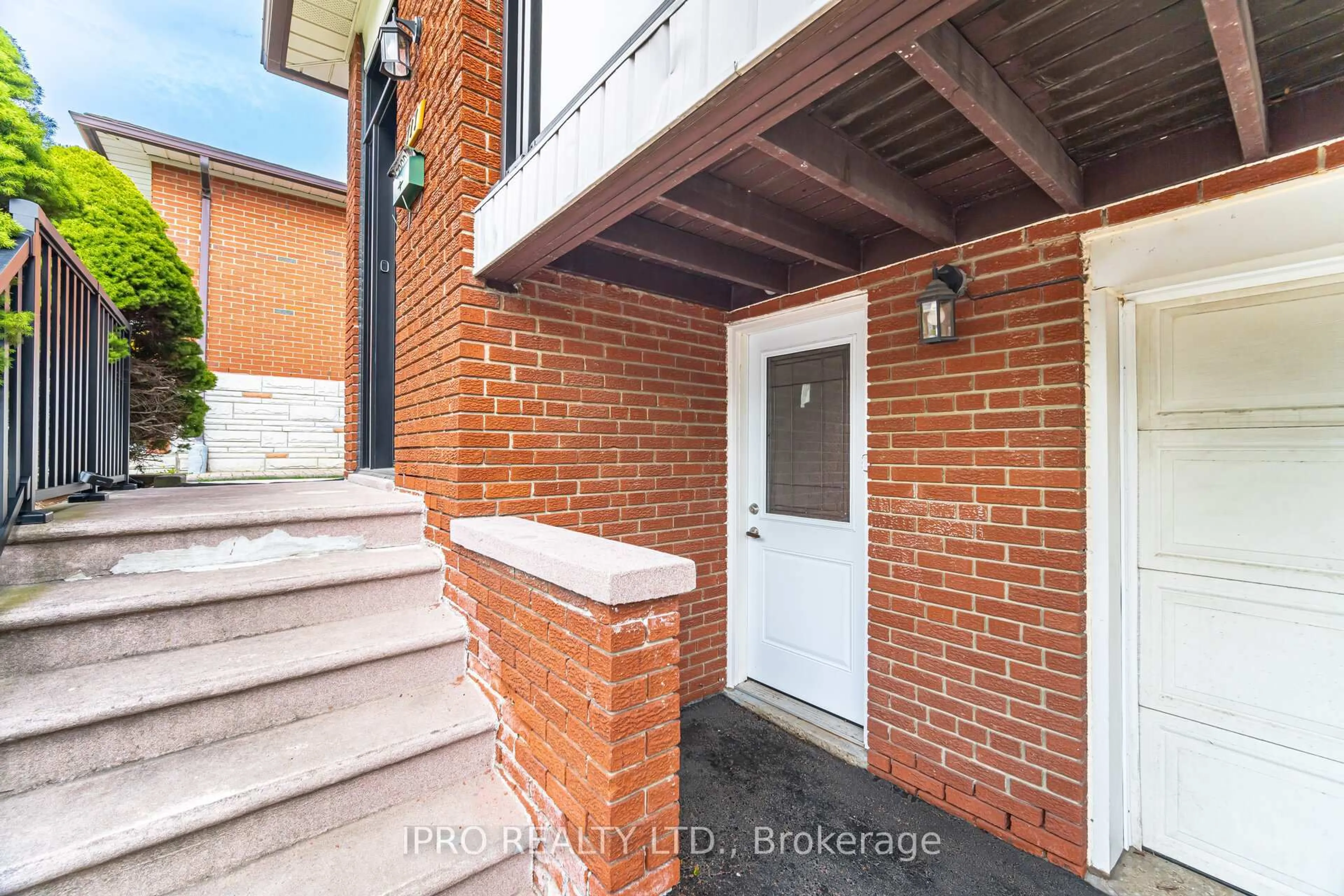 Home with brick exterior material, street for 717 Green Meadow Cres, Mississauga Ontario L5A 2V3