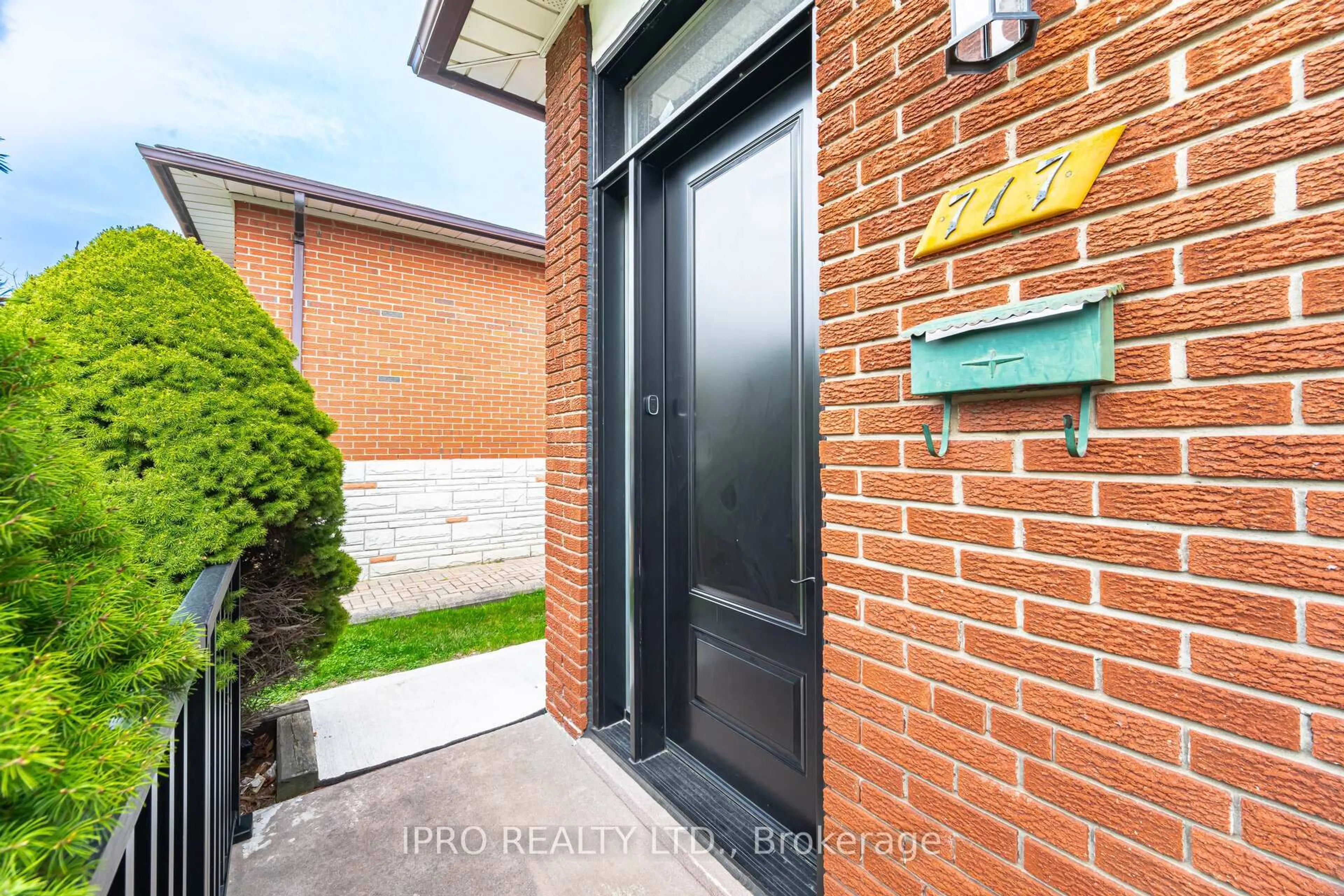 Home with brick exterior material, street for 717 Green Meadow Cres, Mississauga Ontario L5A 2V3