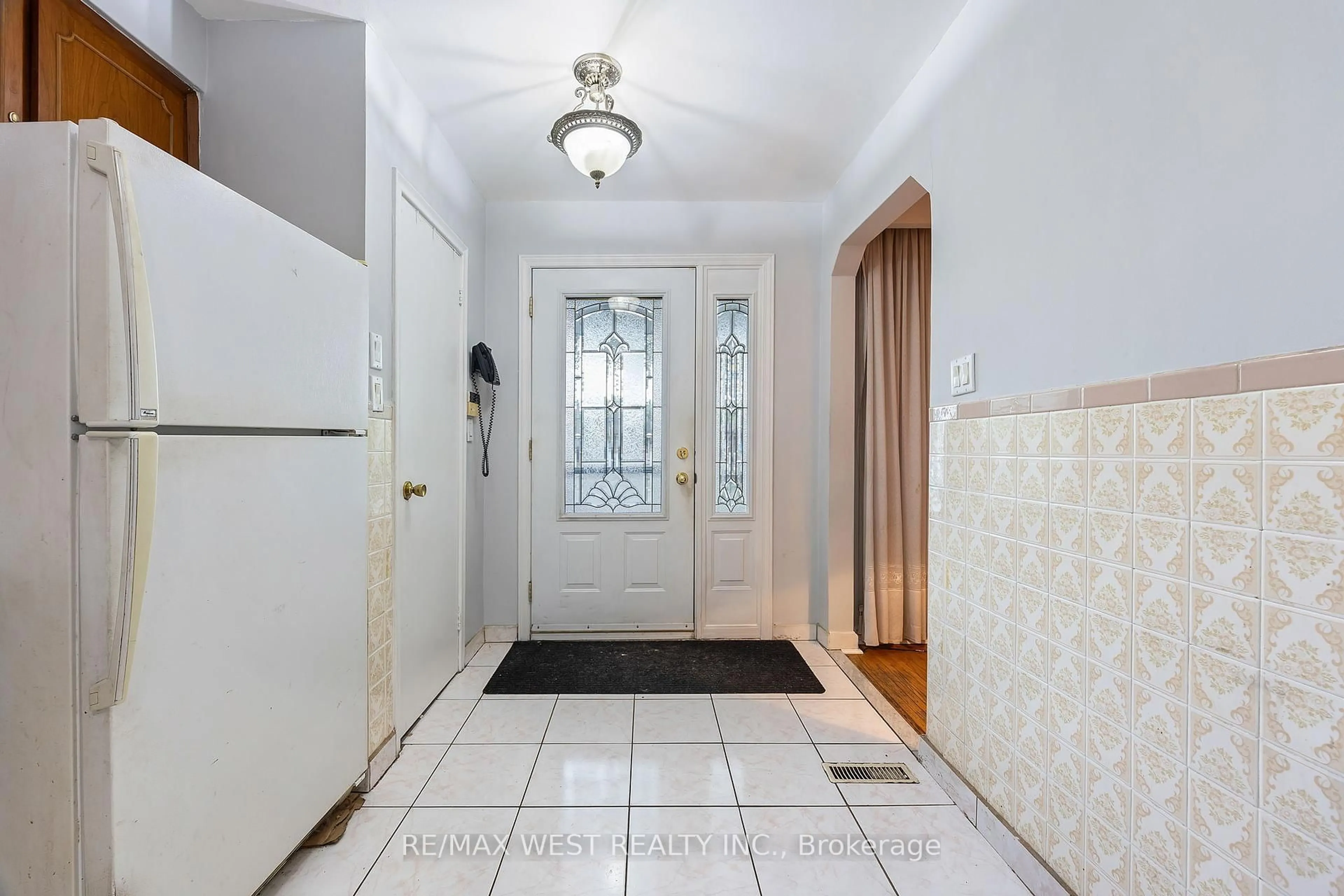 Indoor entryway for 47 Brawley Ave, Toronto Ontario M8Z 4Z5