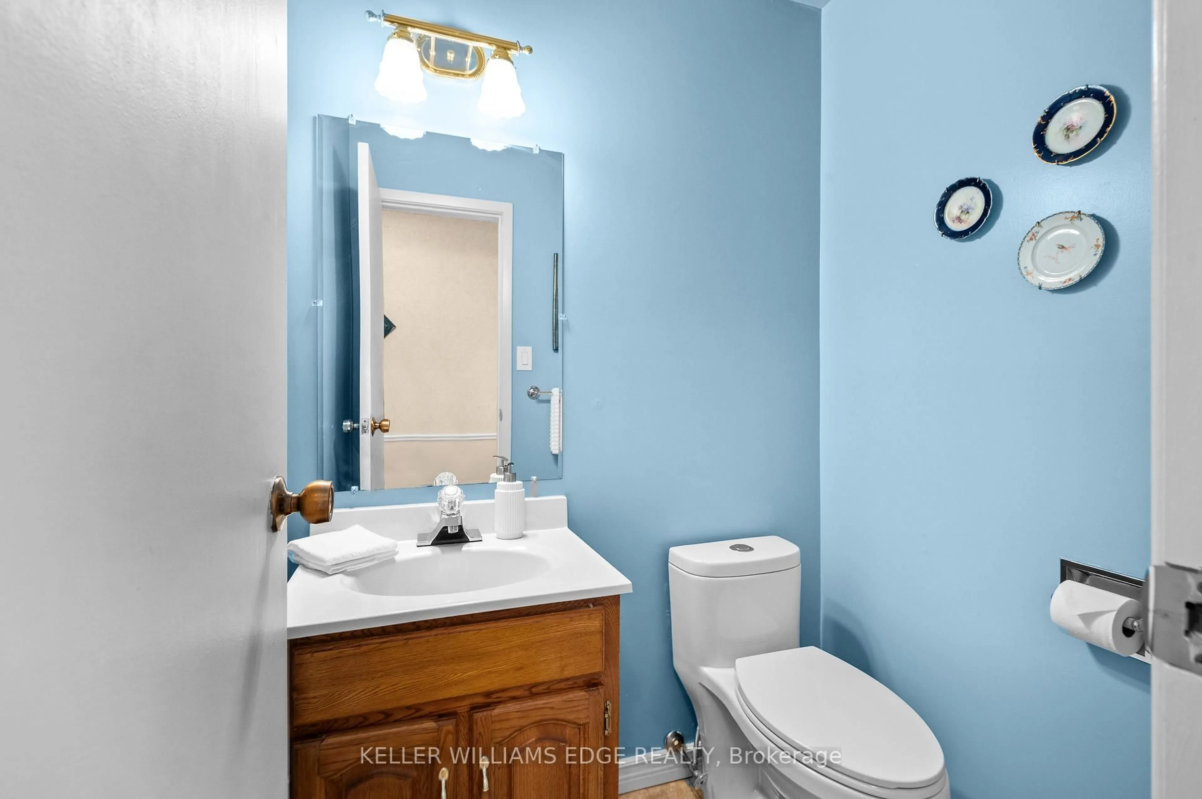 Standard bathroom, ceramic/tile floor for 6240 Montevideo Rd #24, Mississauga Ontario L5N 2N7
