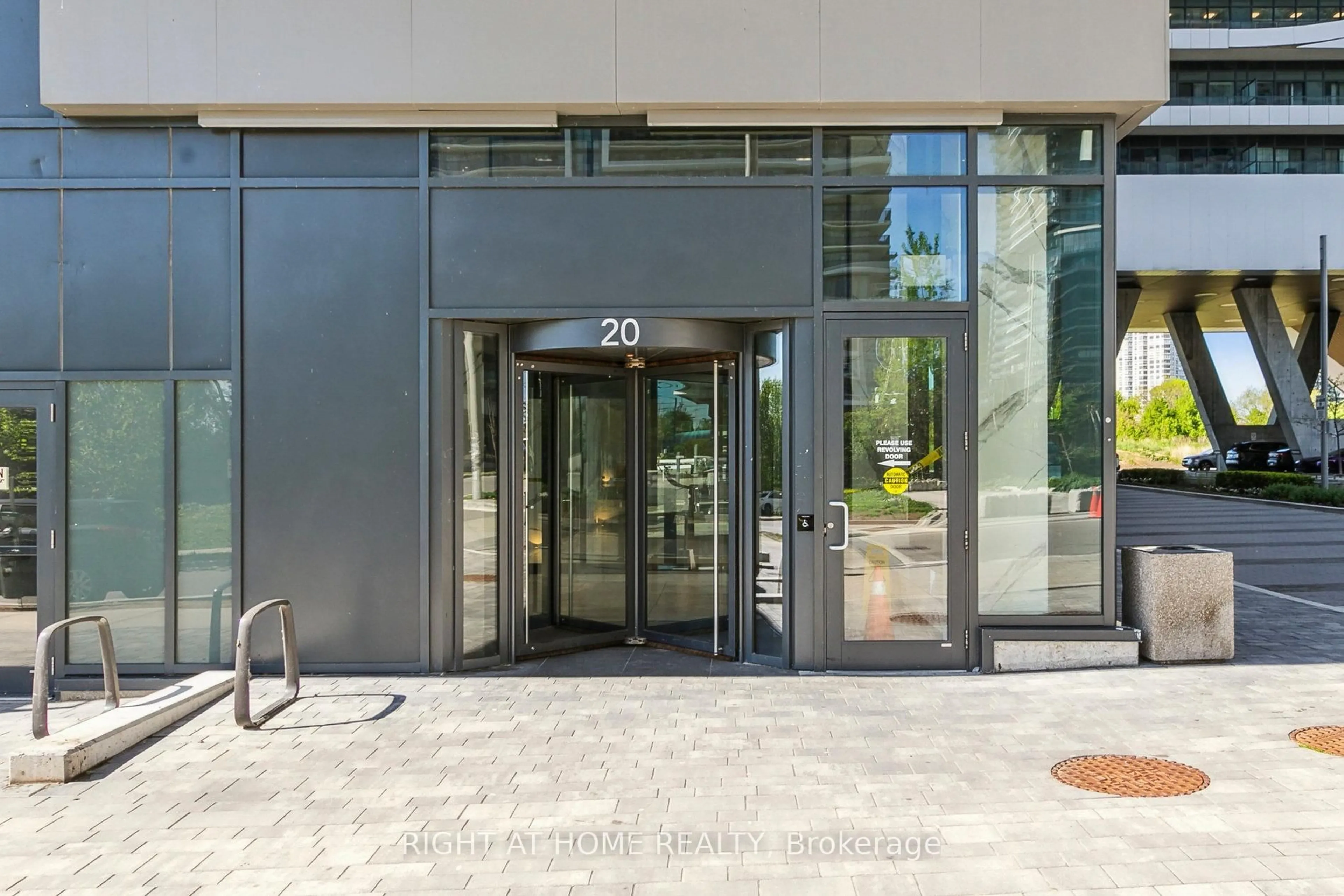 Indoor foyer for 20 Shore Breeze Dr #2206, Toronto Ontario M8V 0C7