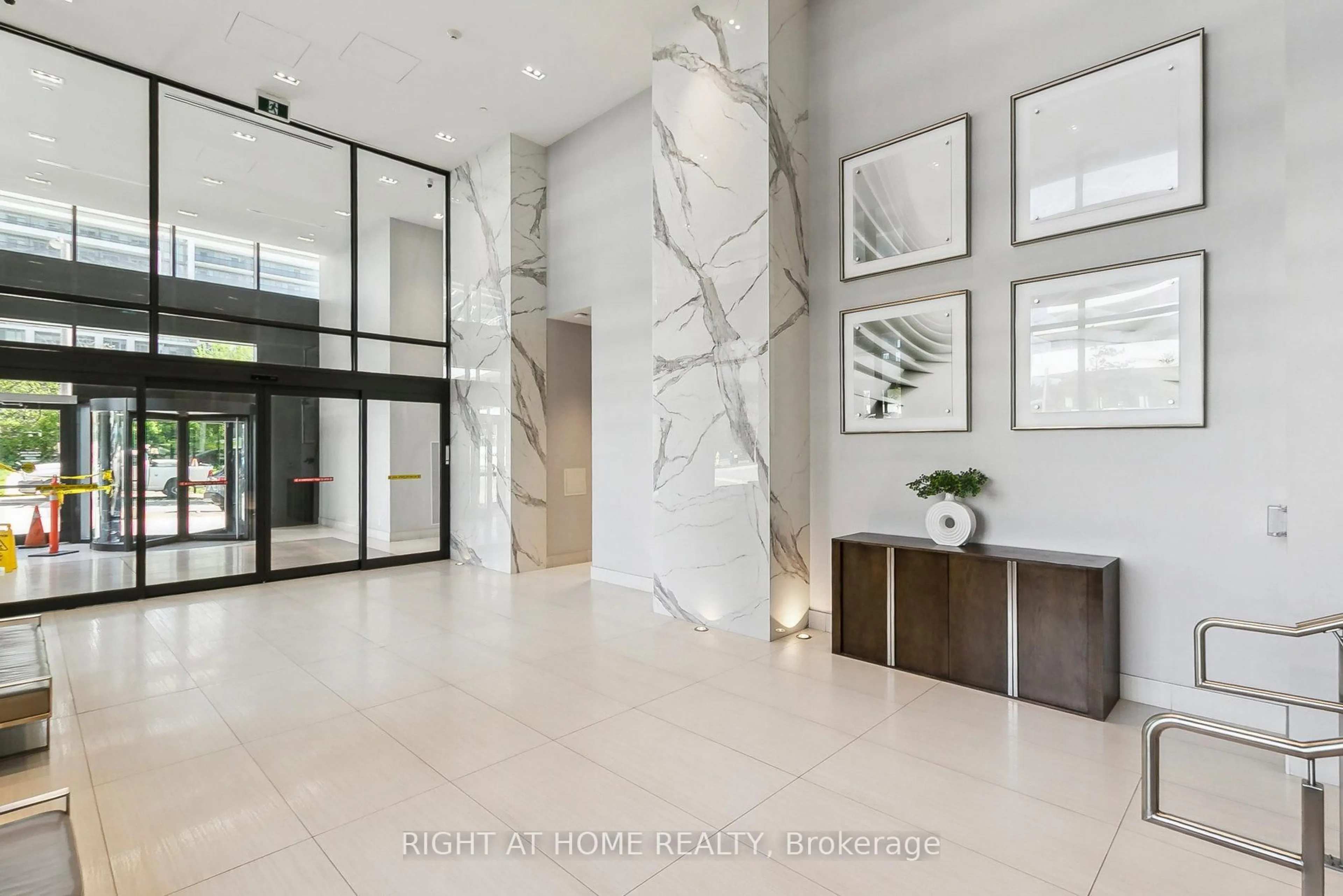 Indoor foyer for 20 Shore Breeze Dr #2206, Toronto Ontario M8V 0C7