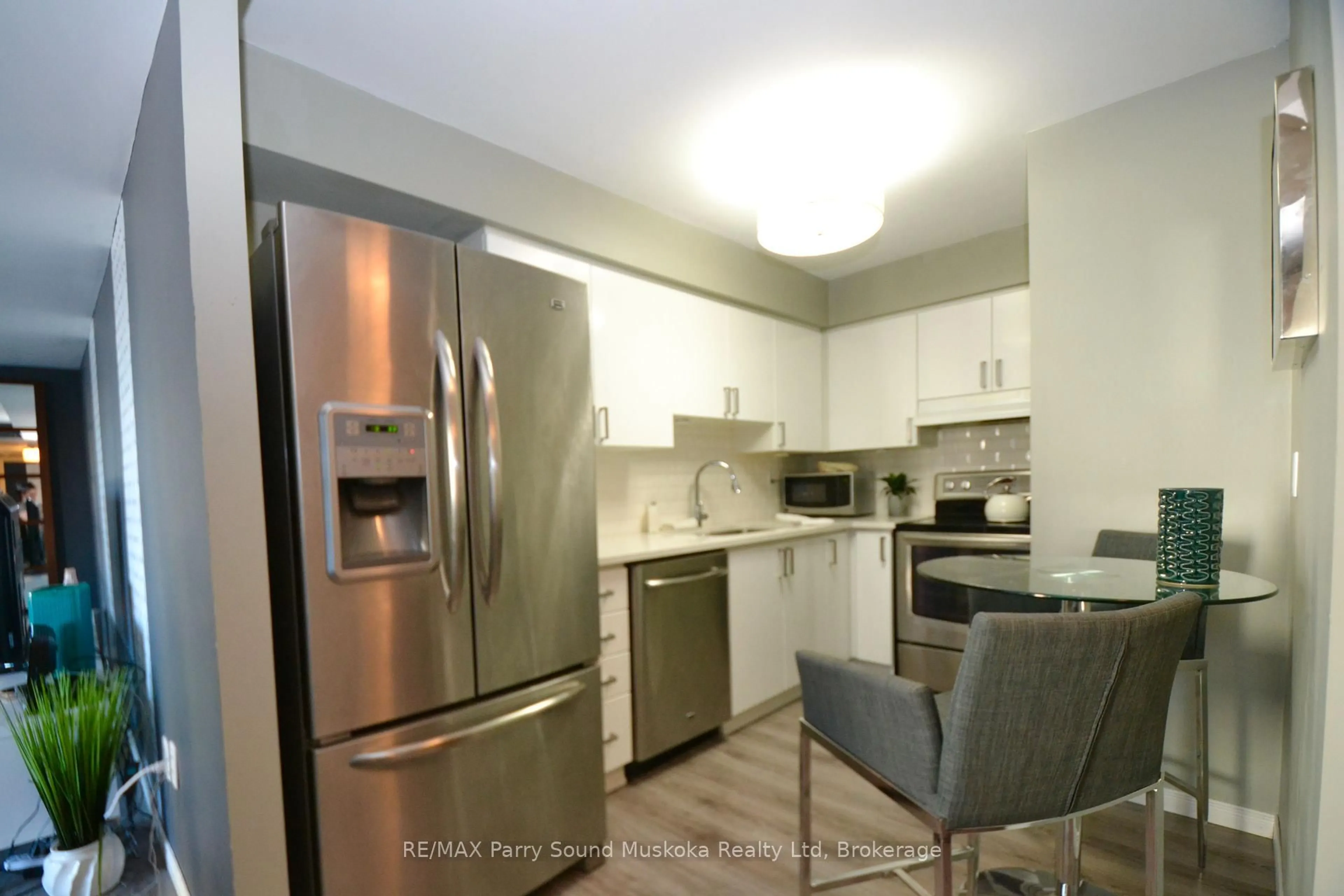 Standard kitchen, unknown for 1071 Queens Ave #205, Oakville Ontario L6H 2R5