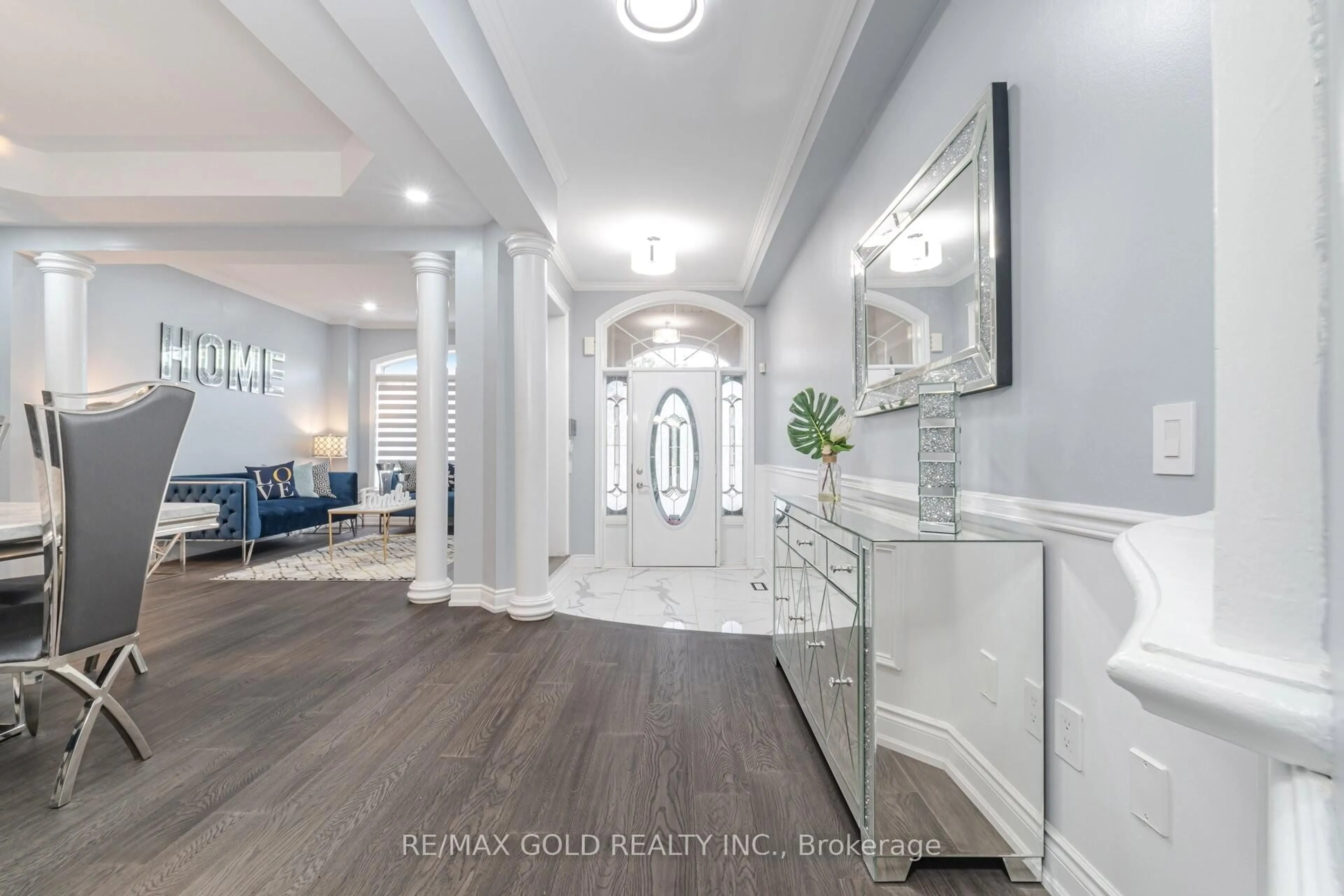 Indoor entryway for 44 Eaglesprings Cres, Brampton Ontario L6P 2W2