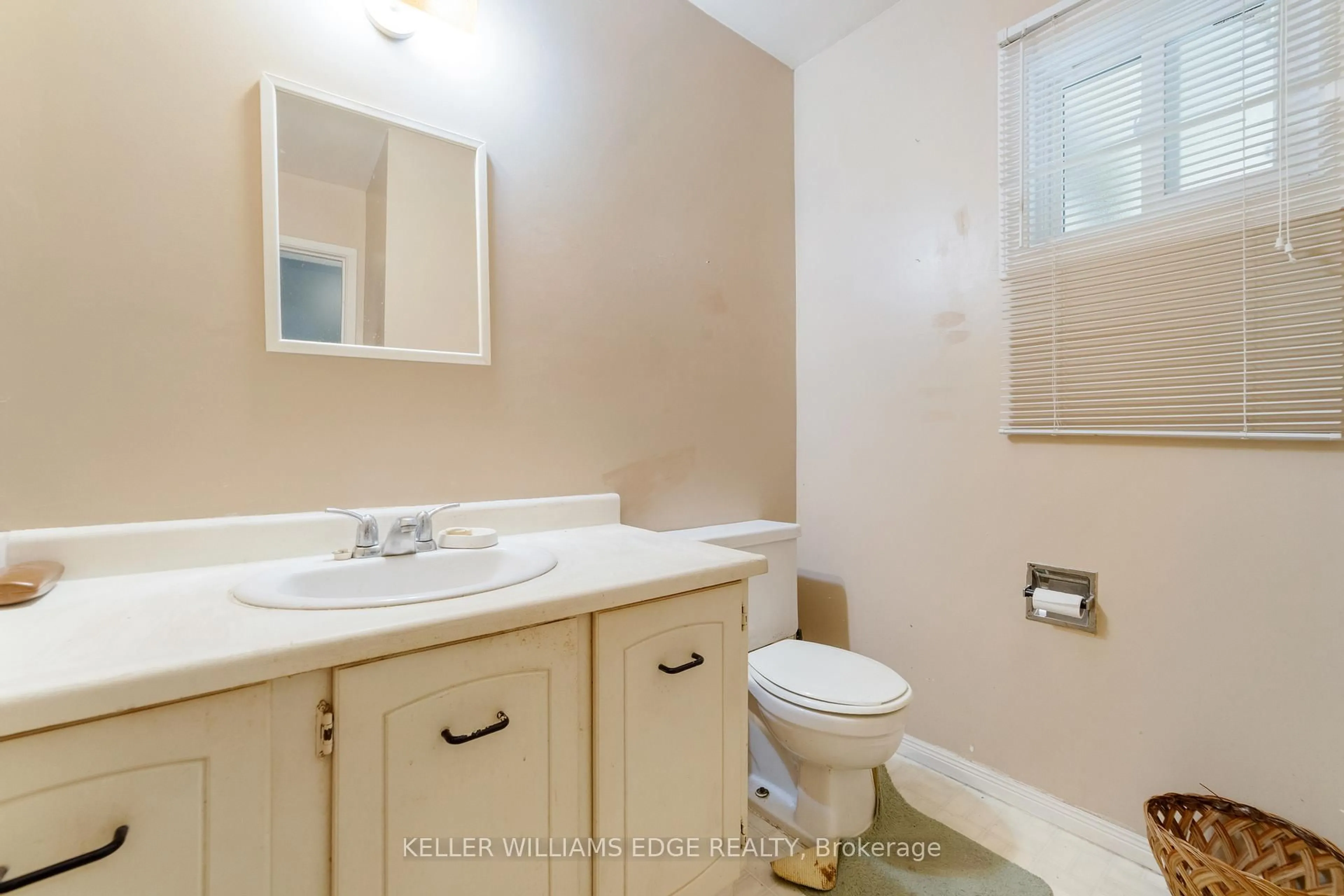 Standard bathroom, ceramic/tile floor for 568 Sheraton Rd #20, Burlington Ontario L7L 4B2