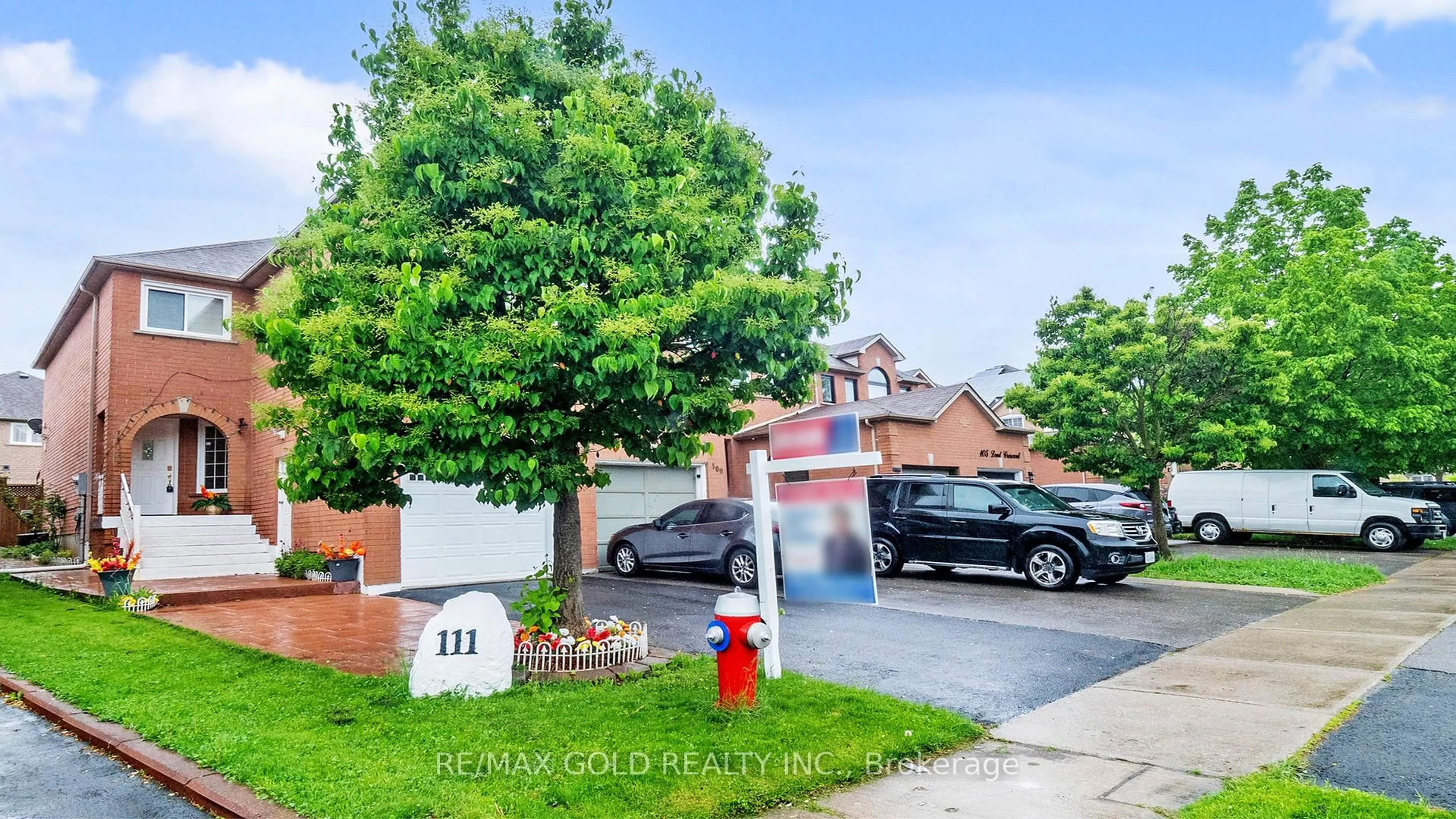 A pic from outside/outdoor area/front of a property/back of a property/a pic from drone, street for 111 Lent Cres, Brampton Ontario L6Y 4X7