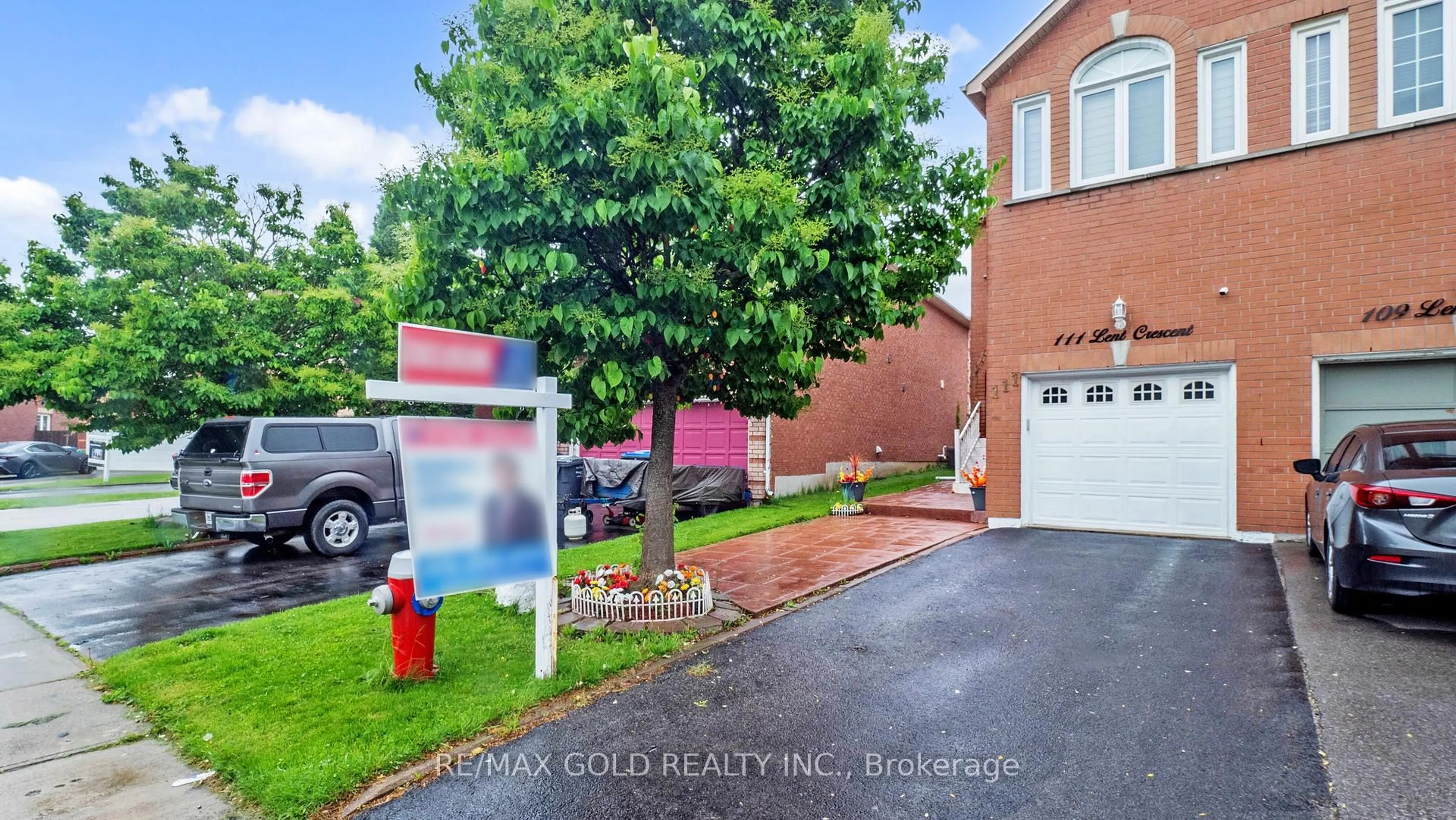 A pic from outside/outdoor area/front of a property/back of a property/a pic from drone, street for 111 Lent Cres, Brampton Ontario L6Y 4X7