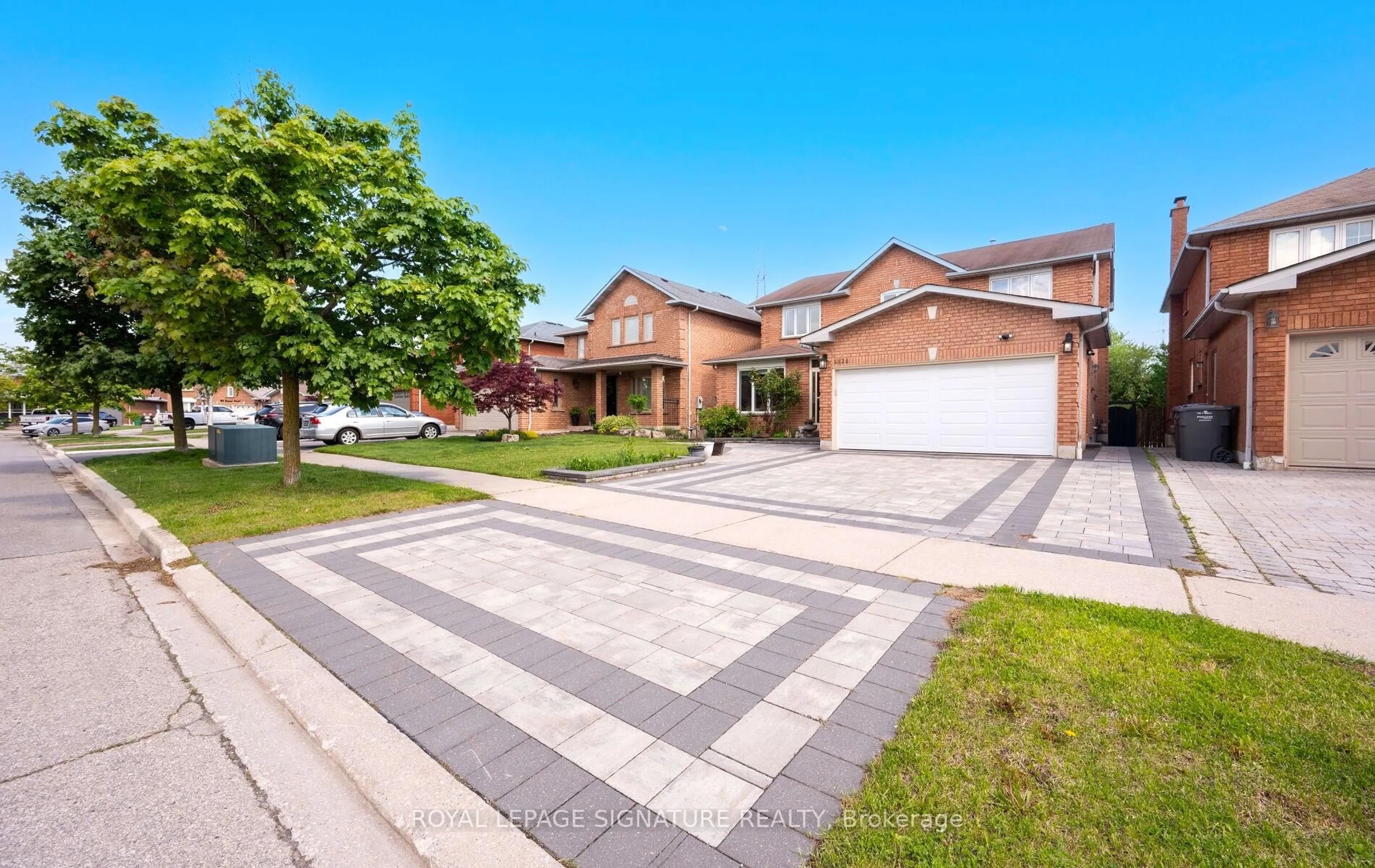 A pic from outside/outdoor area/front of a property/back of a property/a pic from drone, street for 4424 Grassland Cres, Mississauga Ontario L5V 1E2