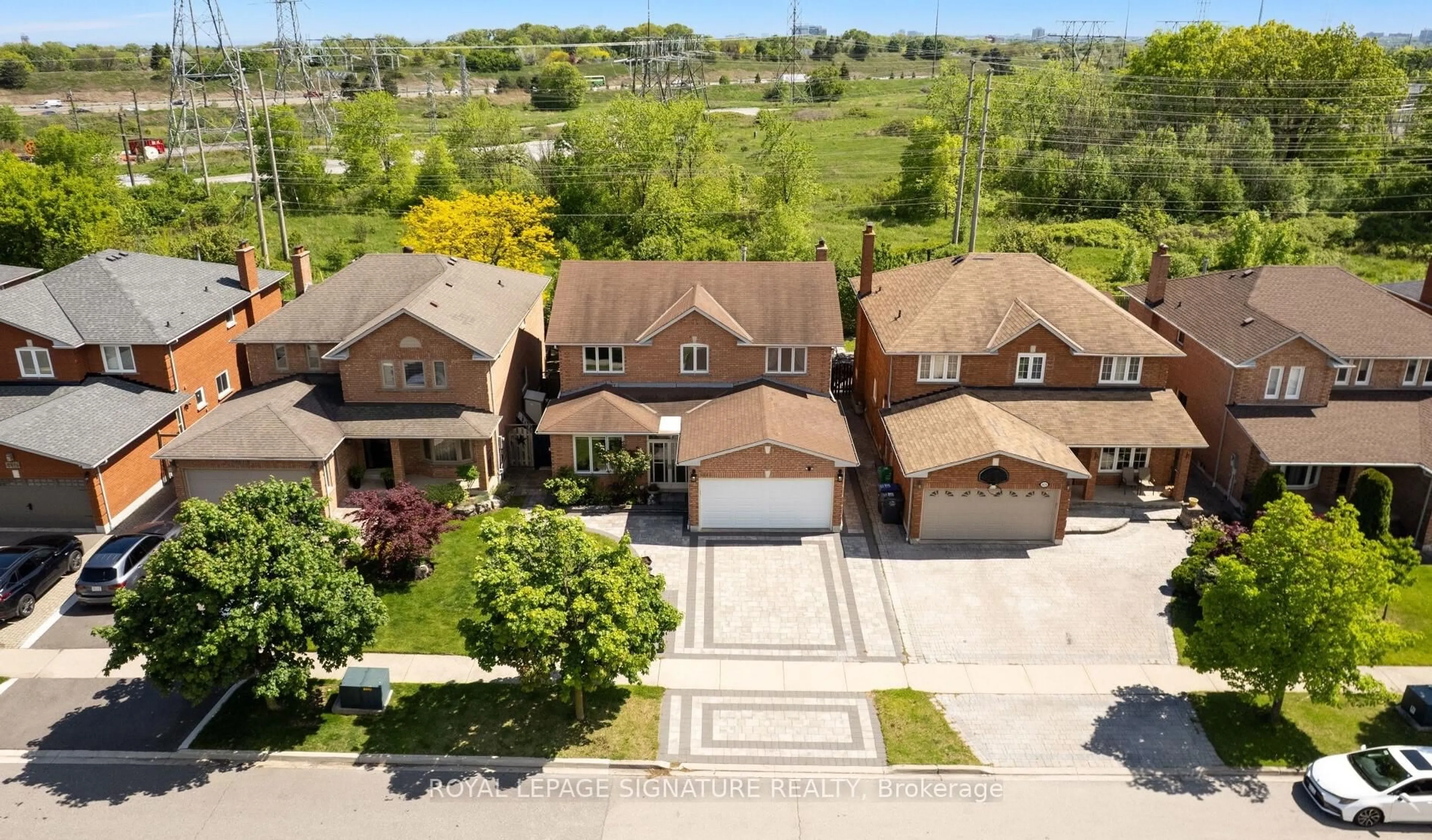 A pic from outside/outdoor area/front of a property/back of a property/a pic from drone, street for 4424 Grassland Cres, Mississauga Ontario L5V 1E2