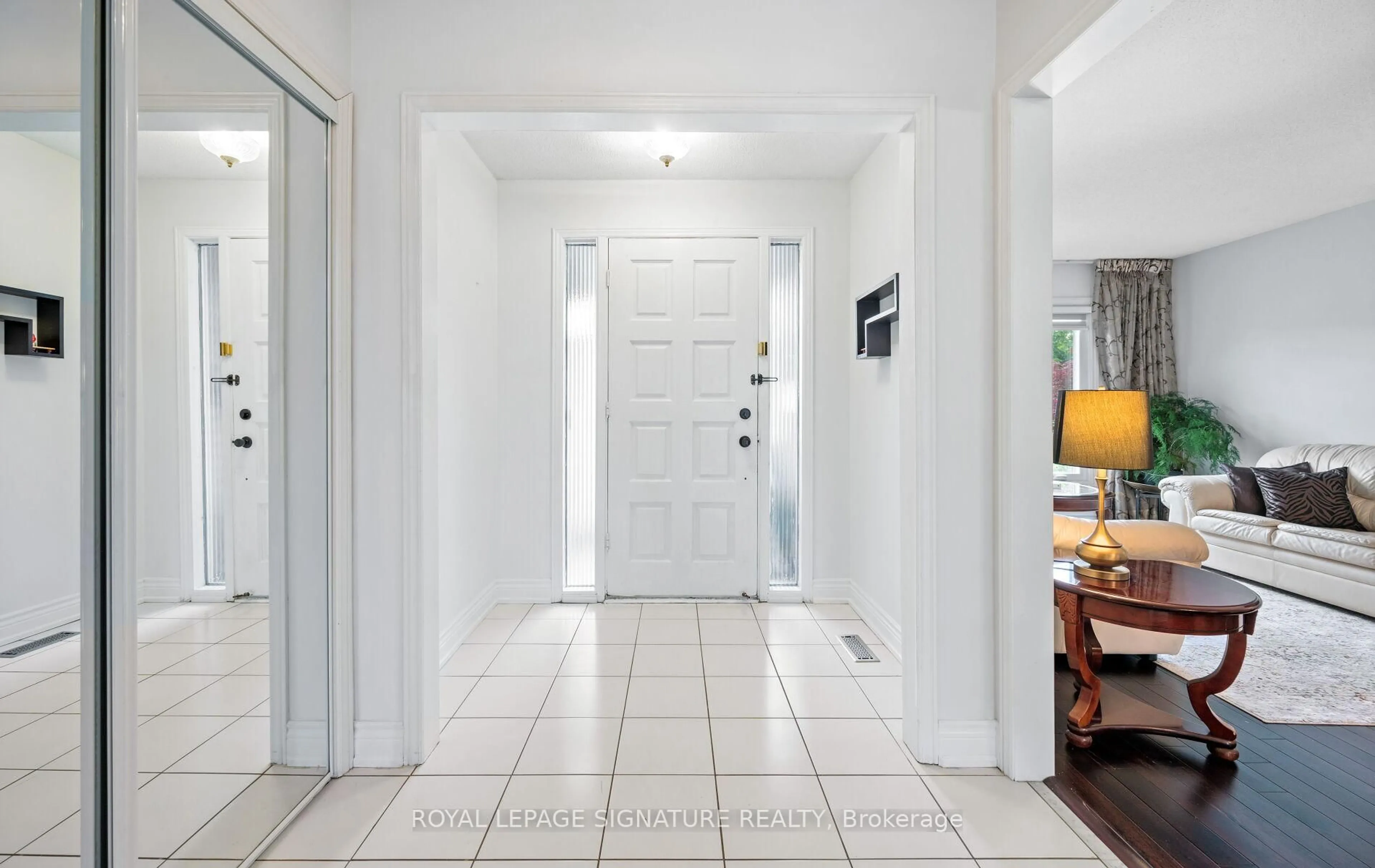 Indoor entryway for 4424 Grassland Cres, Mississauga Ontario L5V 1E2