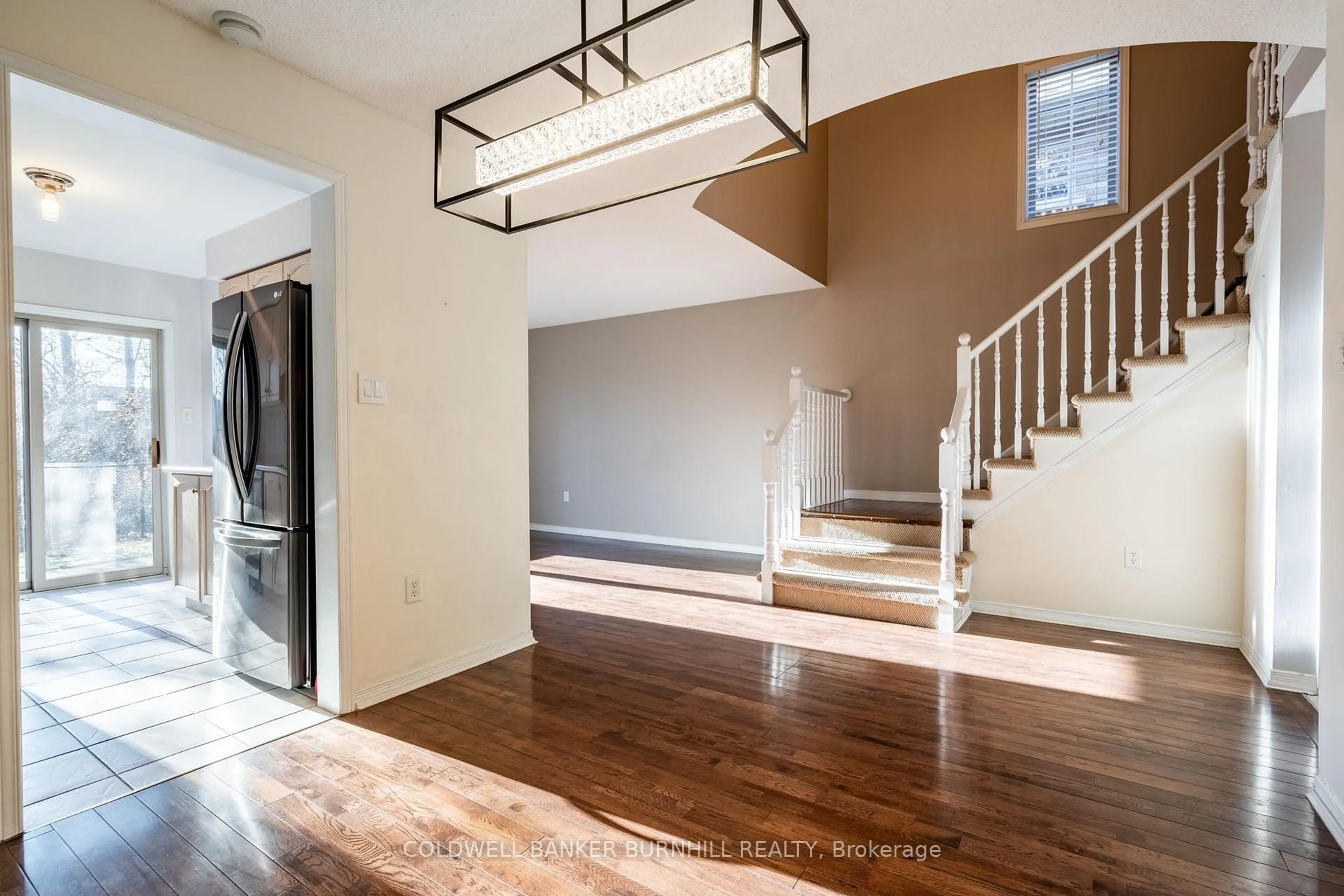 Indoor entryway for 1276 SILVAN FOREST Dr #17, Burlington Ontario L7M 4V8