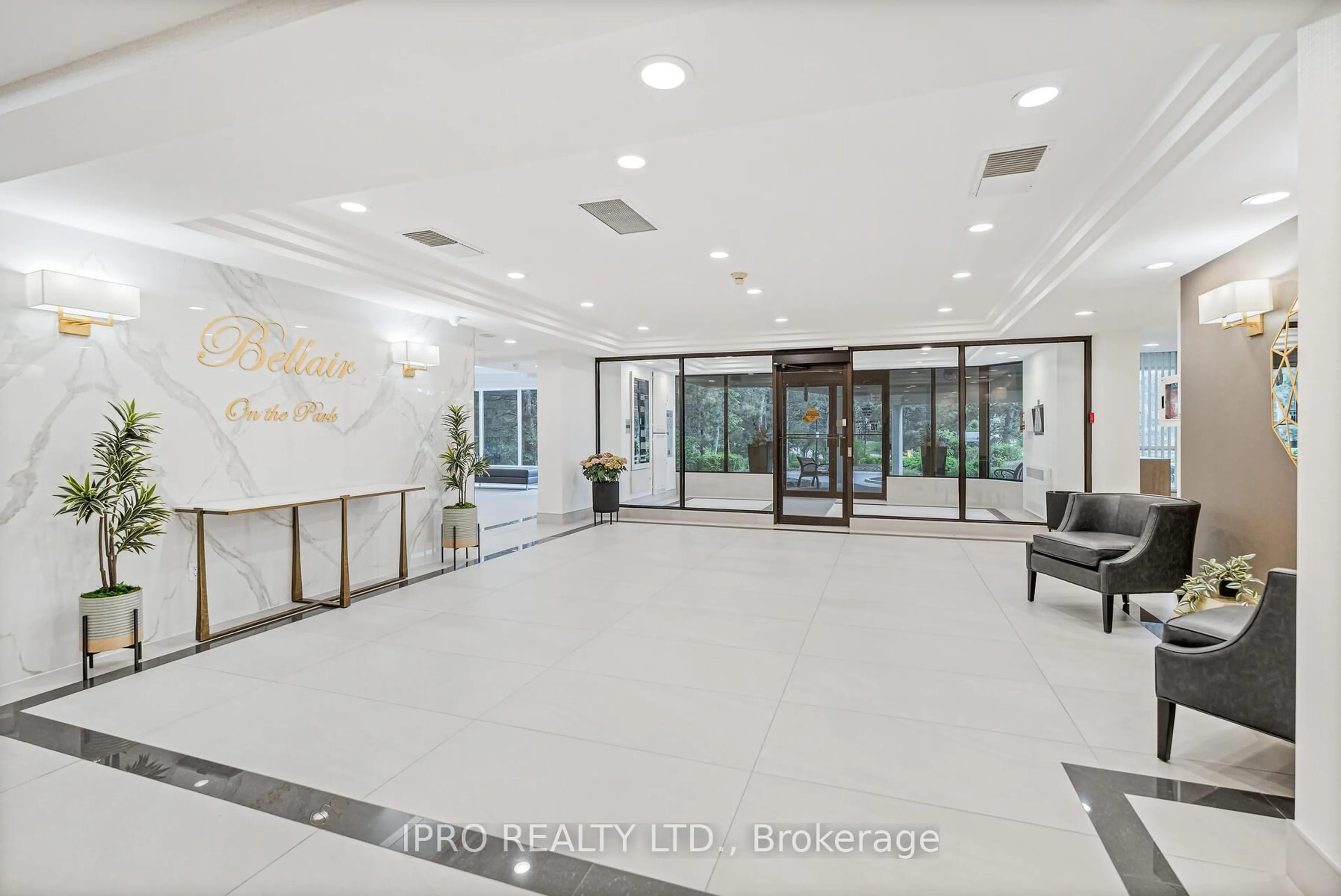 Indoor foyer for 22 Hanover Rd #901, Brampton Ontario L6S 5K7