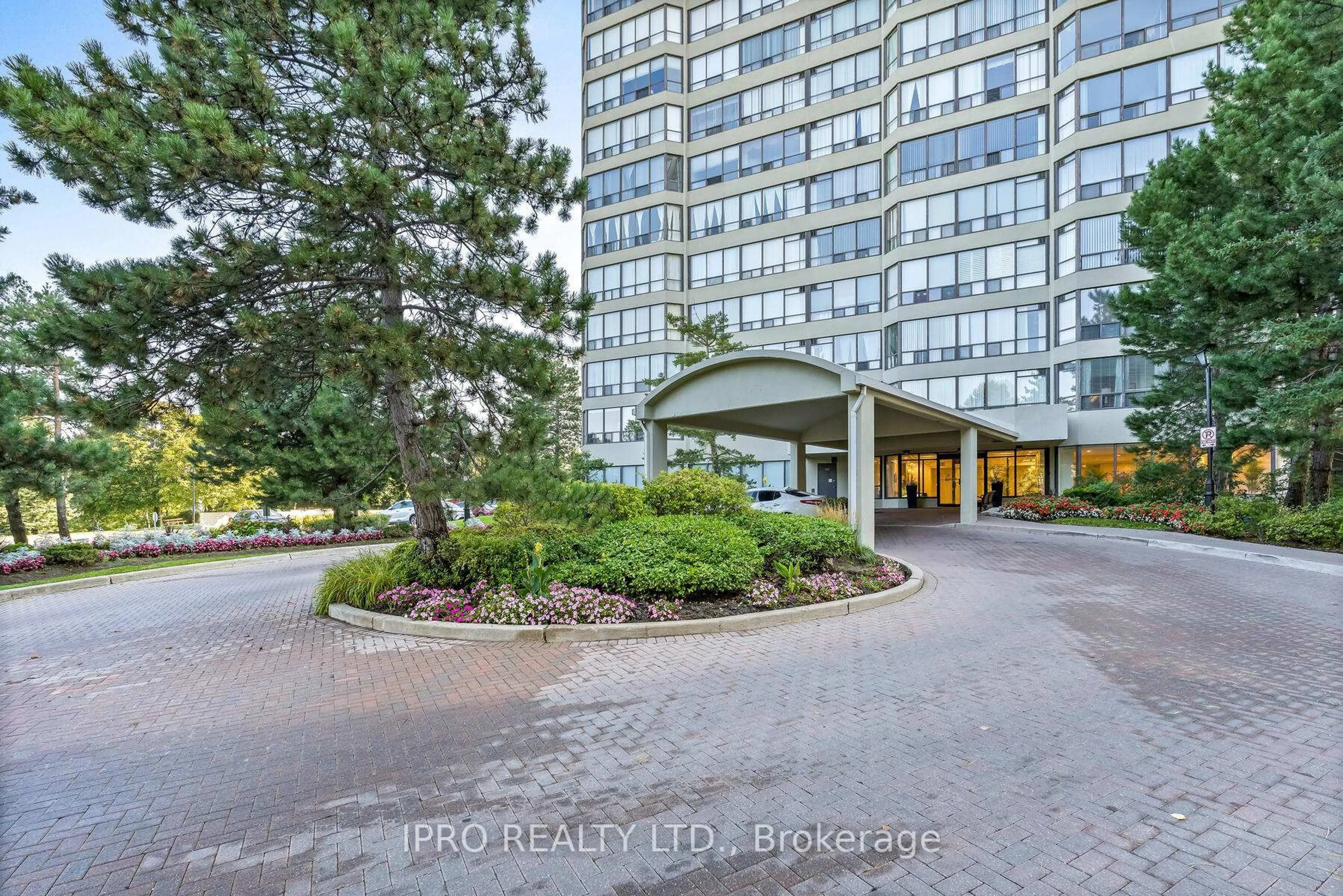 Indoor foyer for 22 Hanover Rd #901, Brampton Ontario L6S 5K7