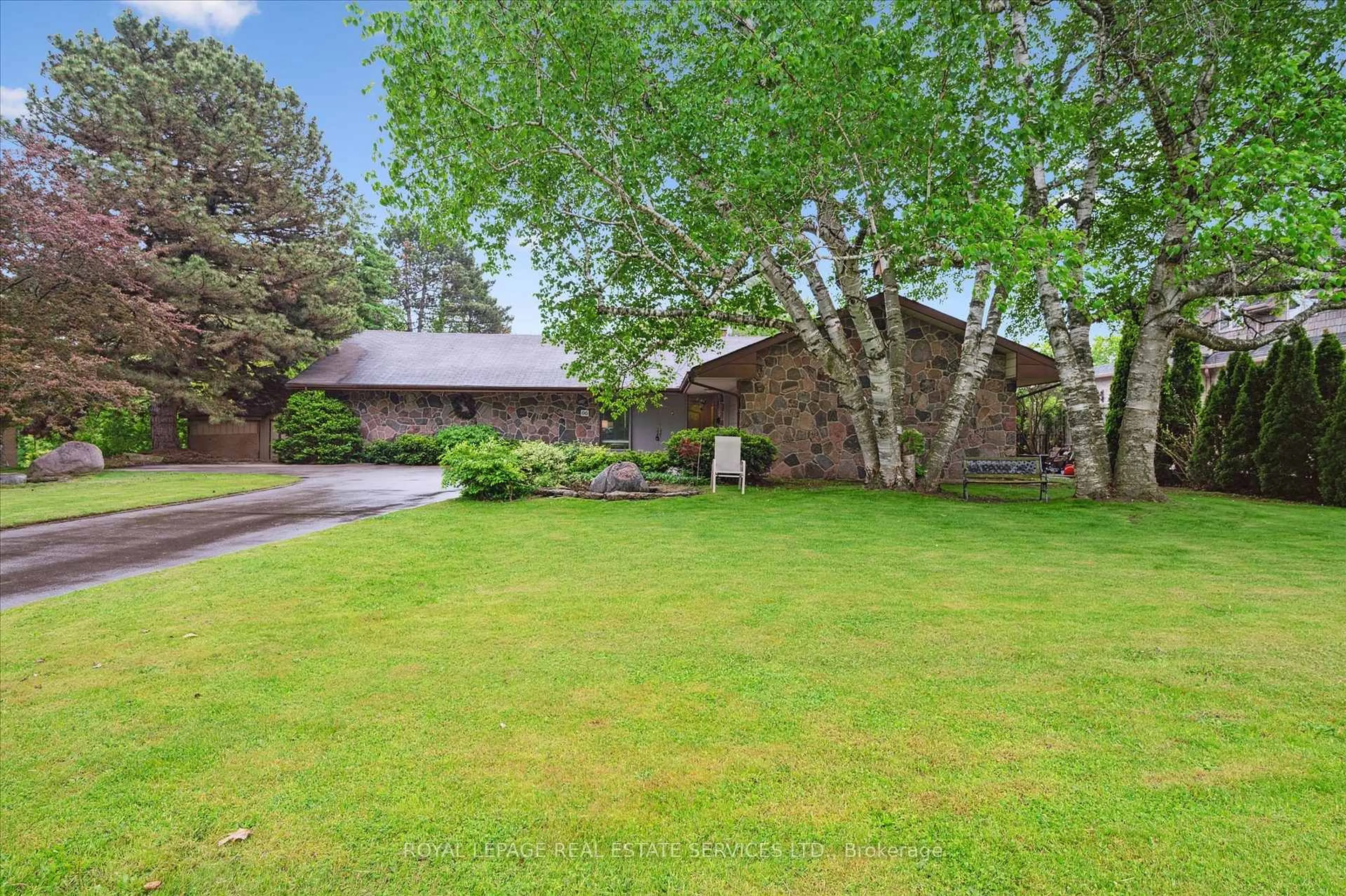 A pic from outside/outdoor area/front of a property/back of a property/a pic from drone, street for 66 Rancliffe Rd, Oakville Ontario L6H 1B2