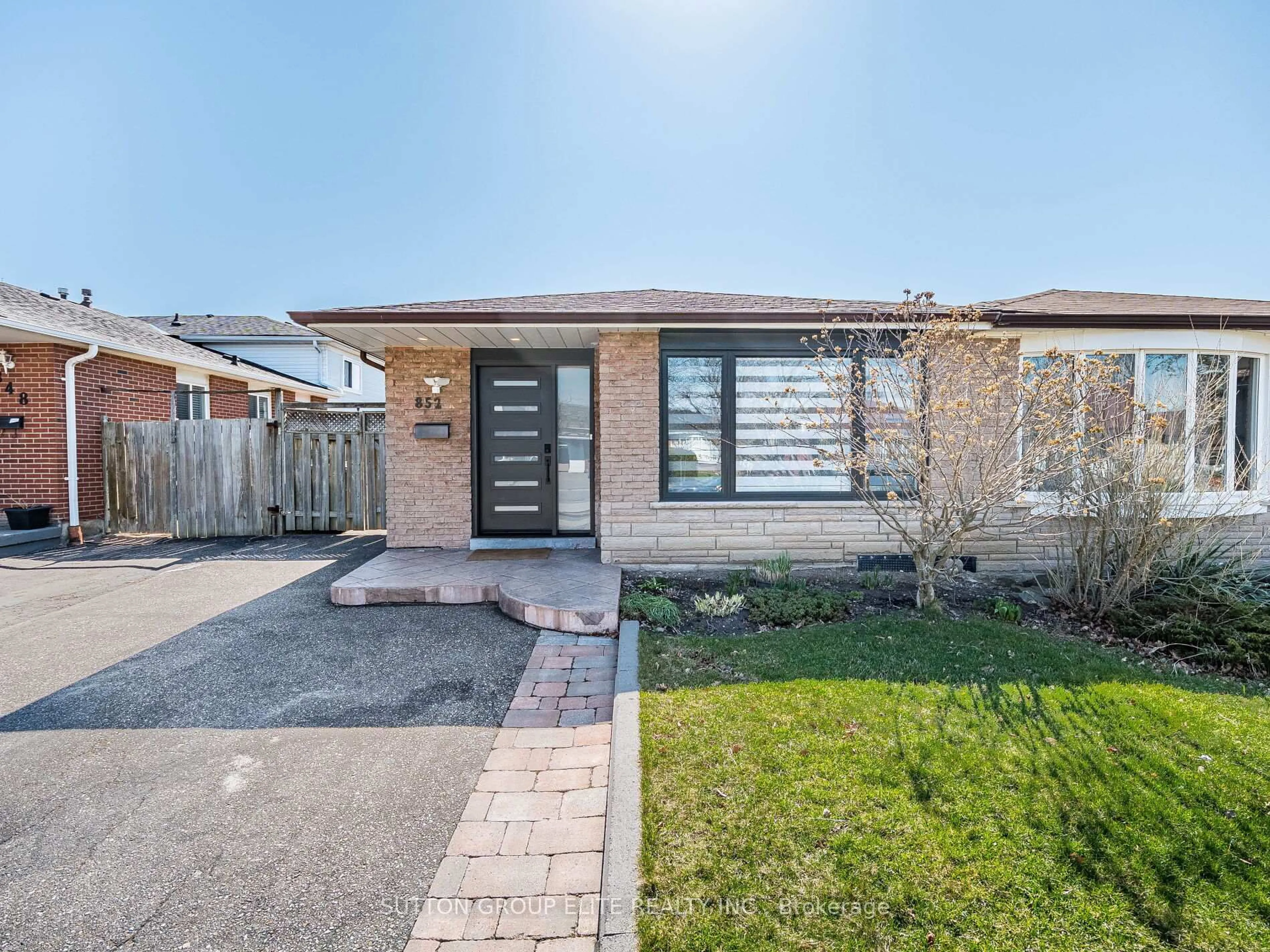 Home with brick exterior material, street for 852 Consort Cres, Mississauga Ontario L5C 1J9