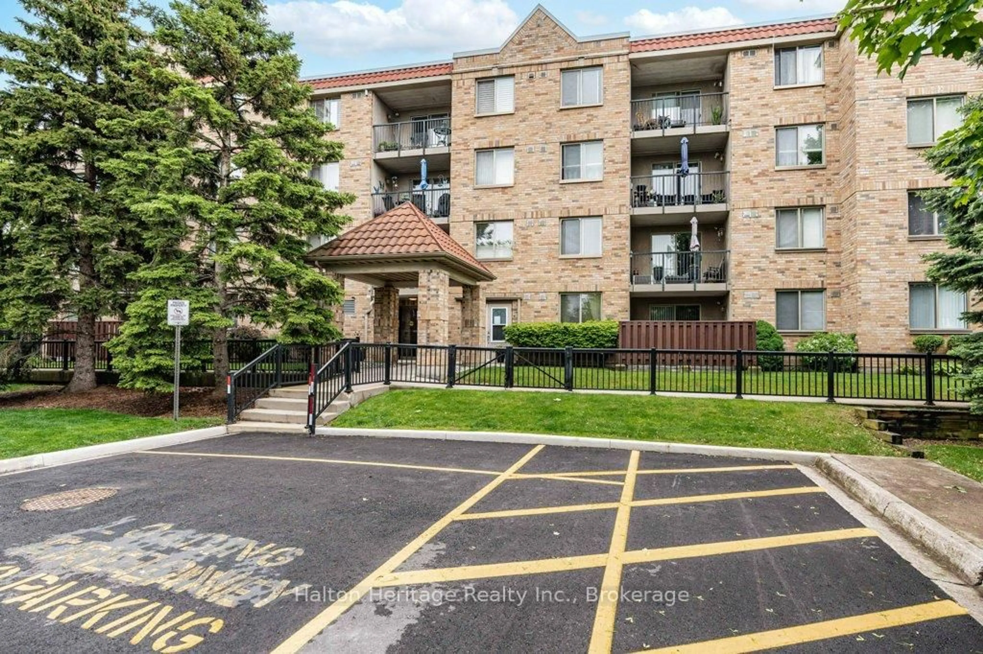 Patio, unknown for 3499 Upper Middle Rd #210, Burlington Ontario L7M 4M7