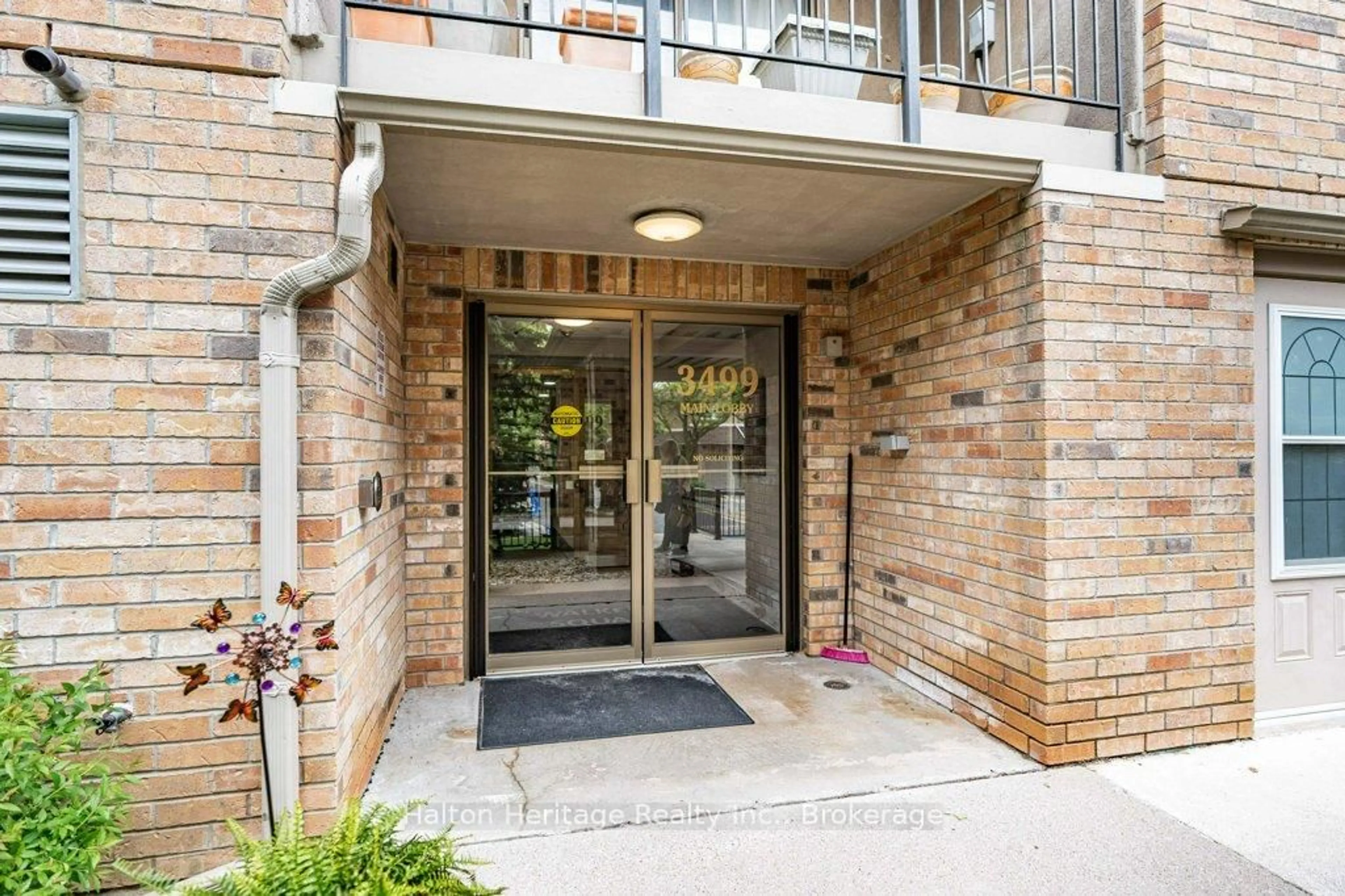 Indoor foyer for 3499 Upper Middle Rd #210, Burlington Ontario L7M 4M7