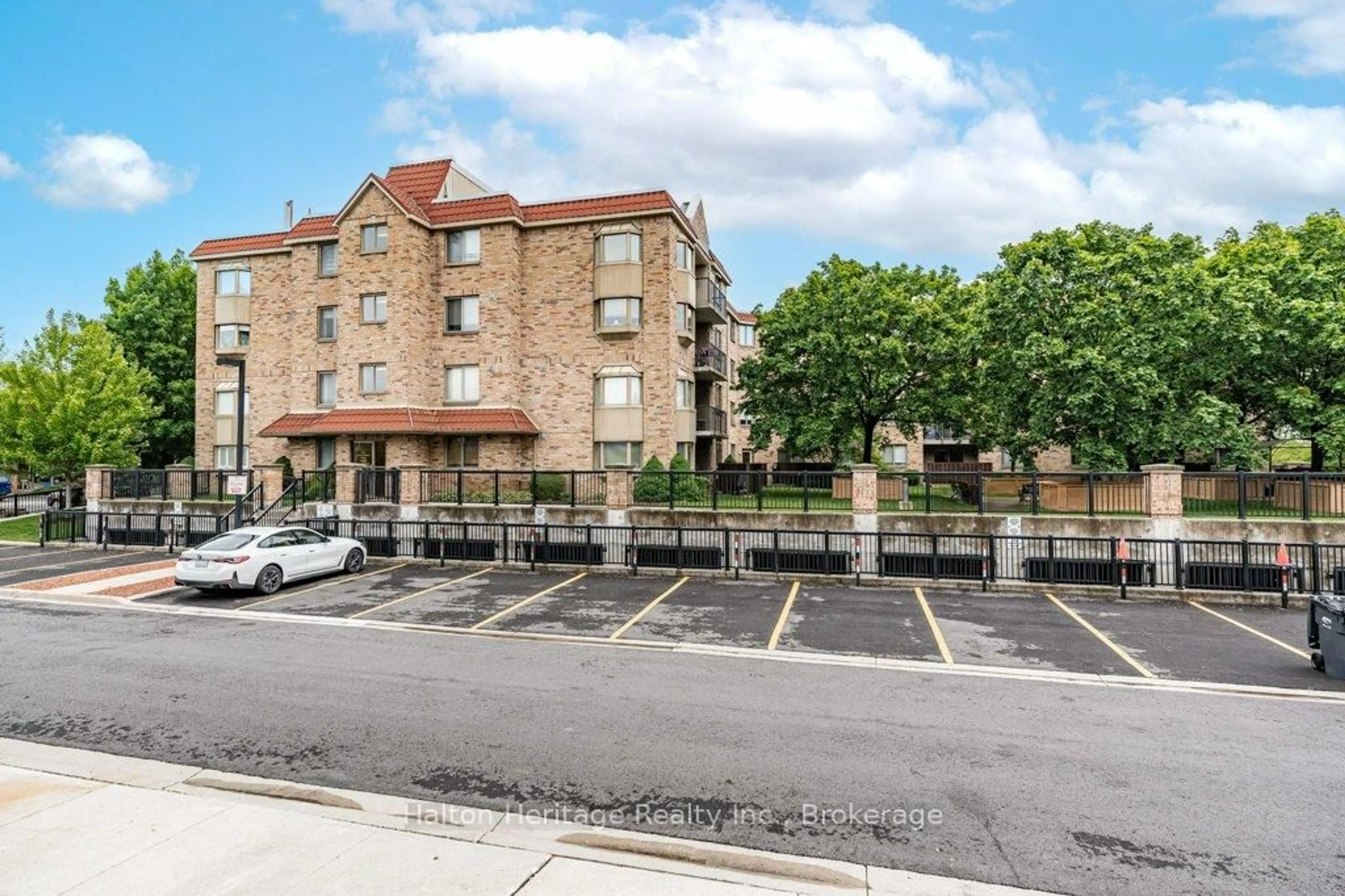Patio, unknown for 3499 Upper Middle Rd #210, Burlington Ontario L7M 4M7