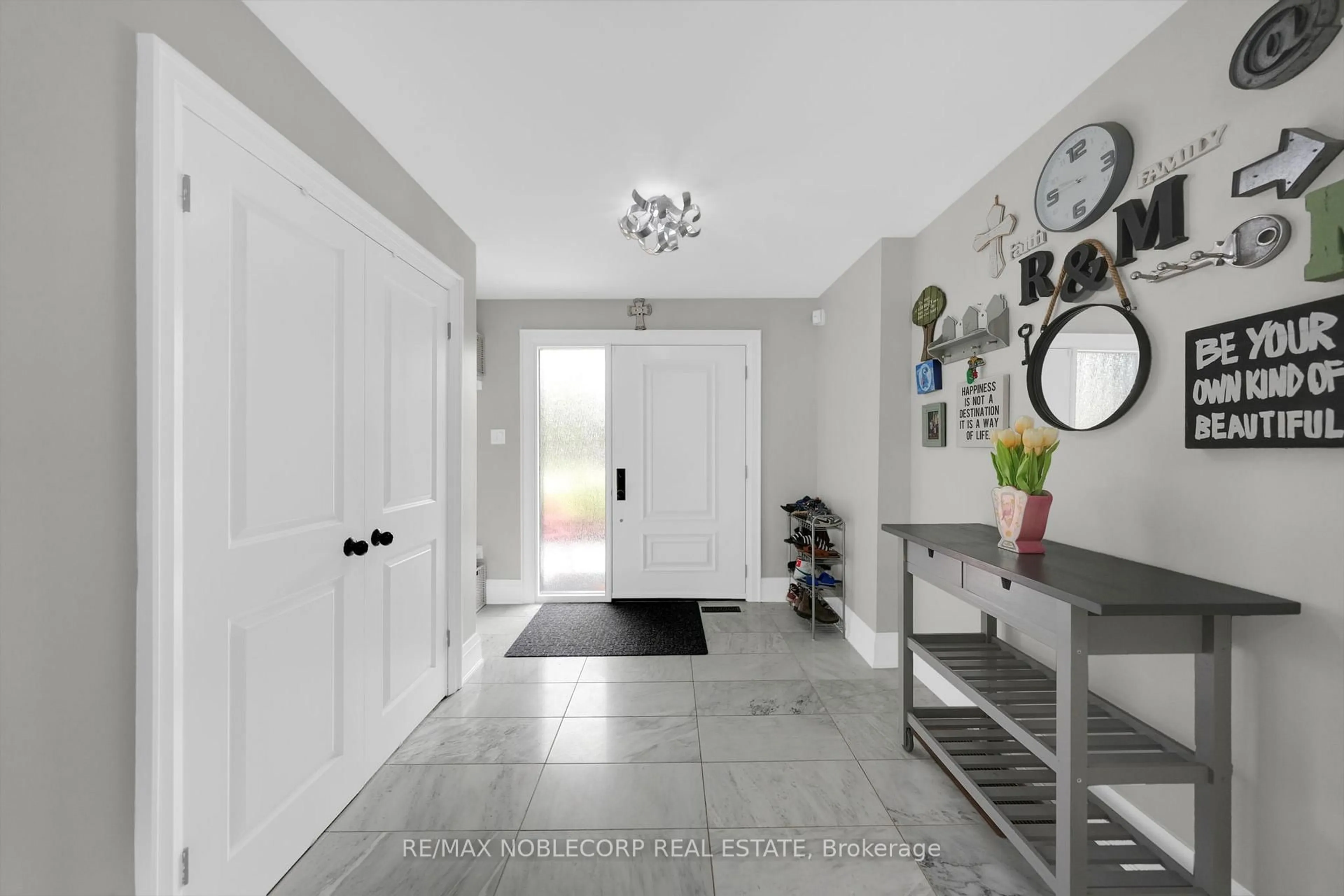 Indoor entryway for 255 Bell Air Dr, Caledon Ontario L7E 1Z9