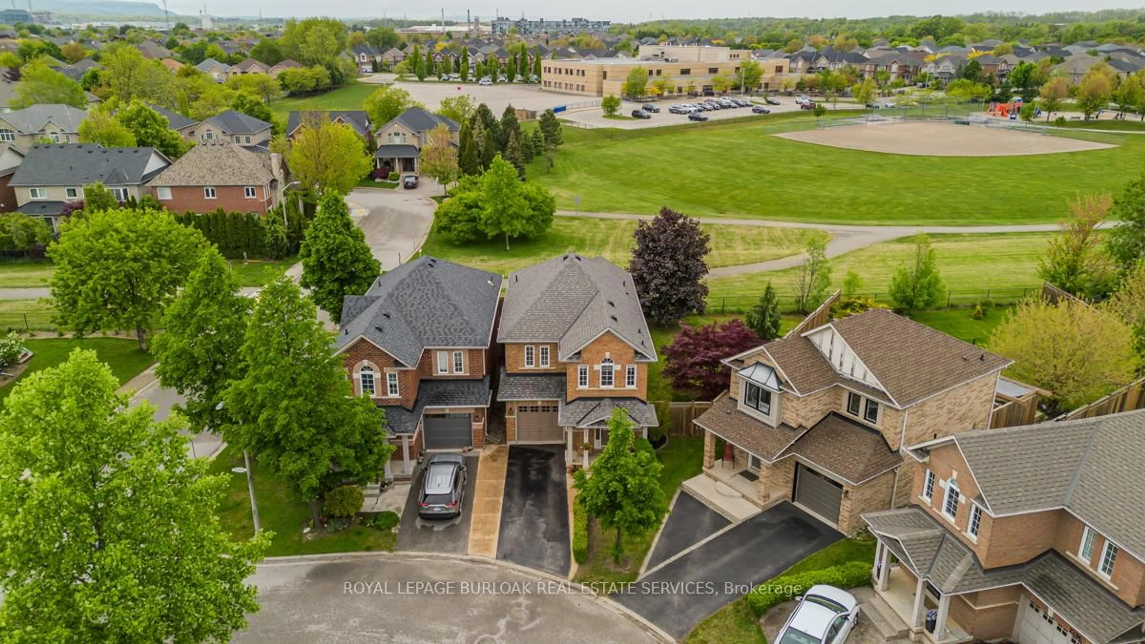A pic from outside/outdoor area/front of a property/back of a property/a pic from drone, street for 2282 Seton Cres, Burlington Ontario L7L 6Y4