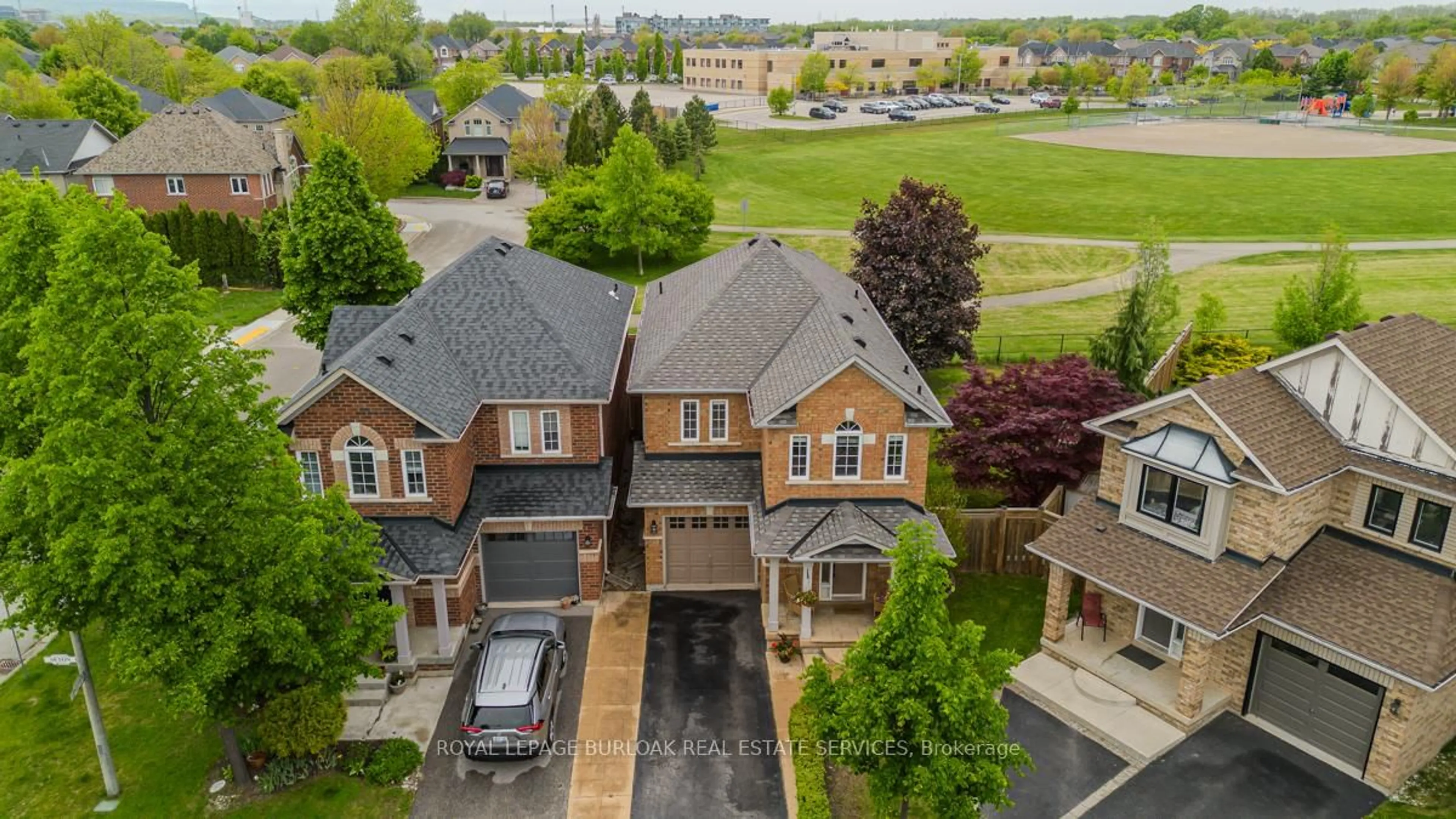 A pic from outside/outdoor area/front of a property/back of a property/a pic from drone, street for 2282 Seton Cres, Burlington Ontario L7L 6Y4