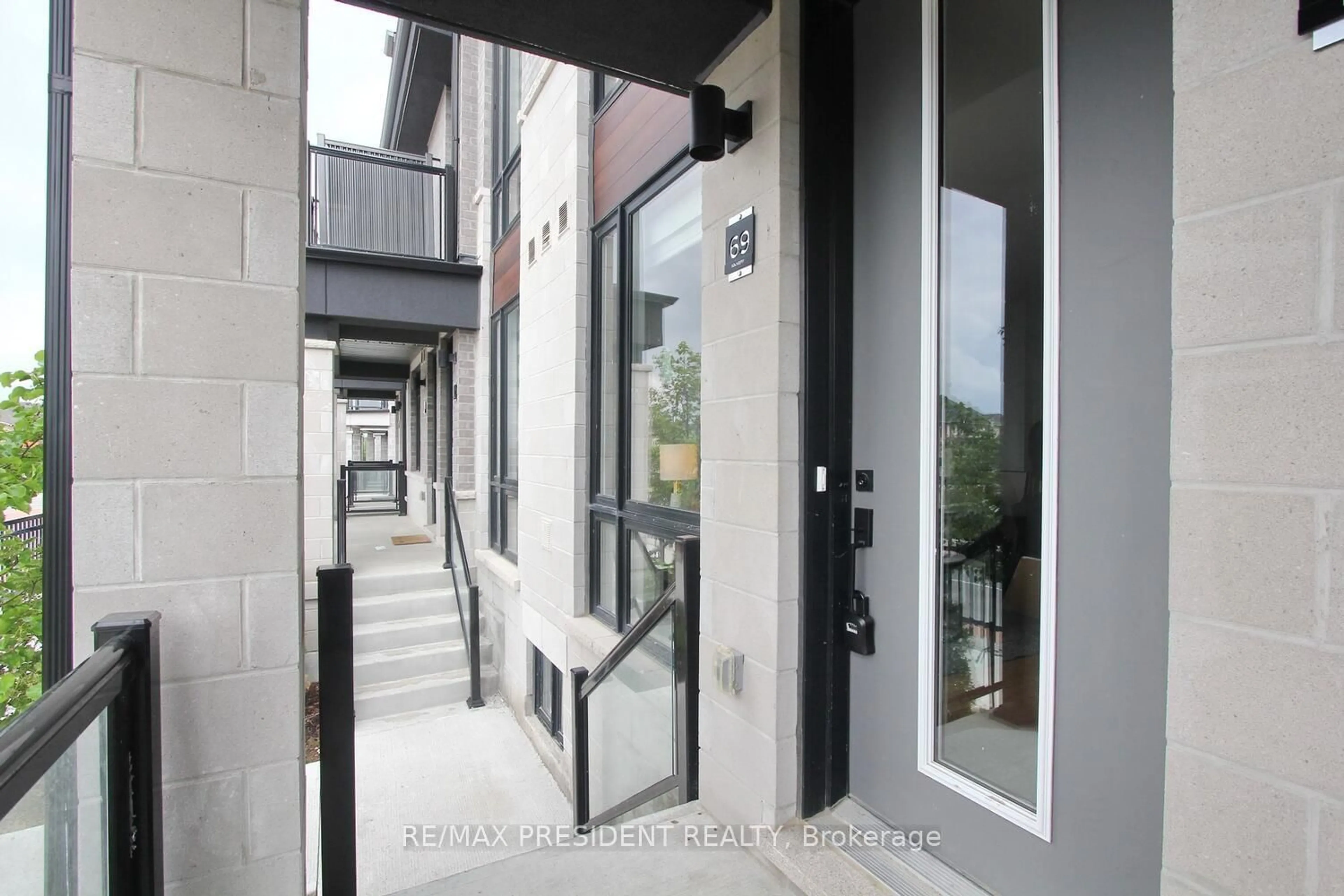 Indoor foyer for 80 KNOTSBERRY Circ #69, Brampton Ontario L6Y 6G1