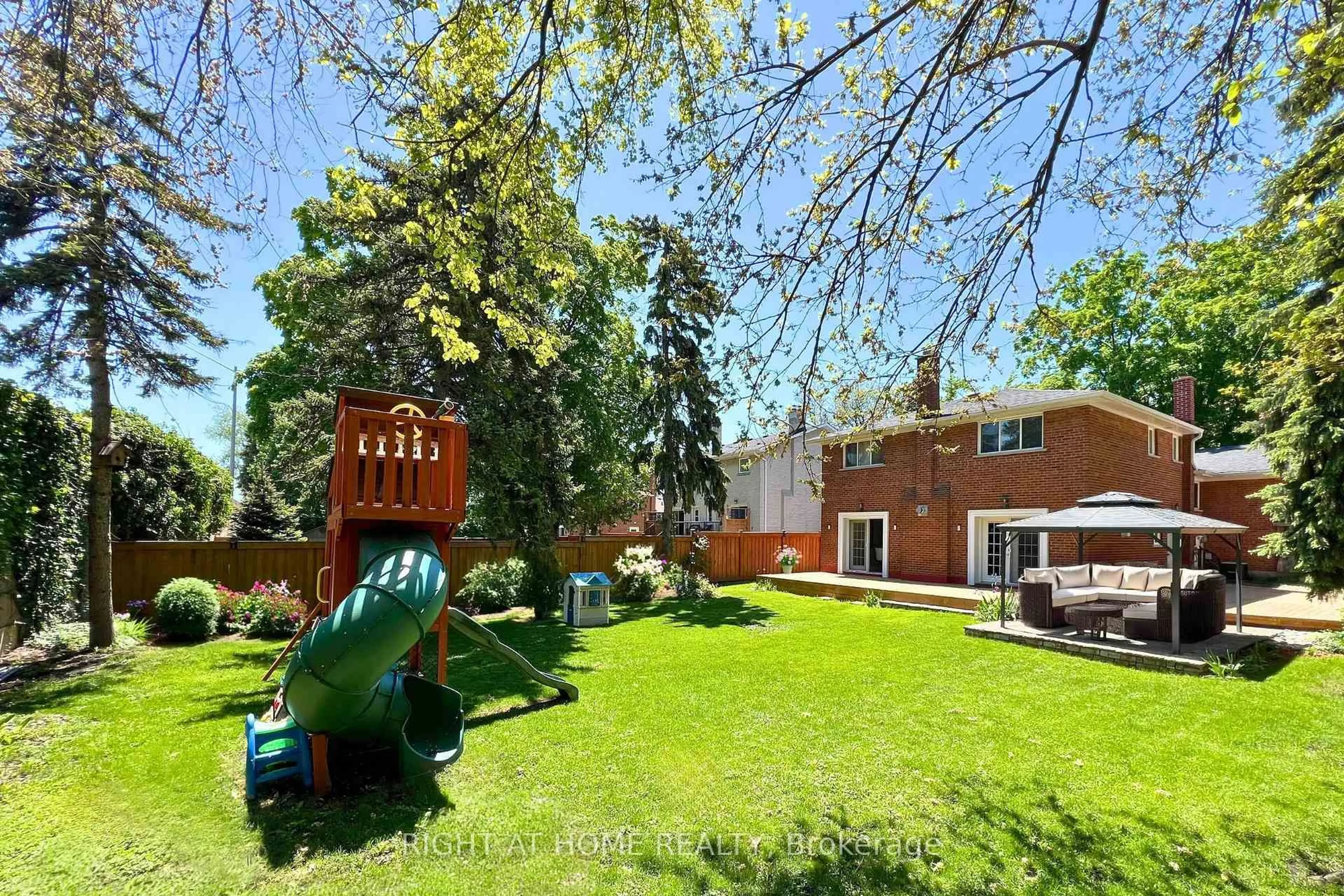 Patio, street for 3273 Grassfire Cres, Mississauga Ontario L4Y 3J8