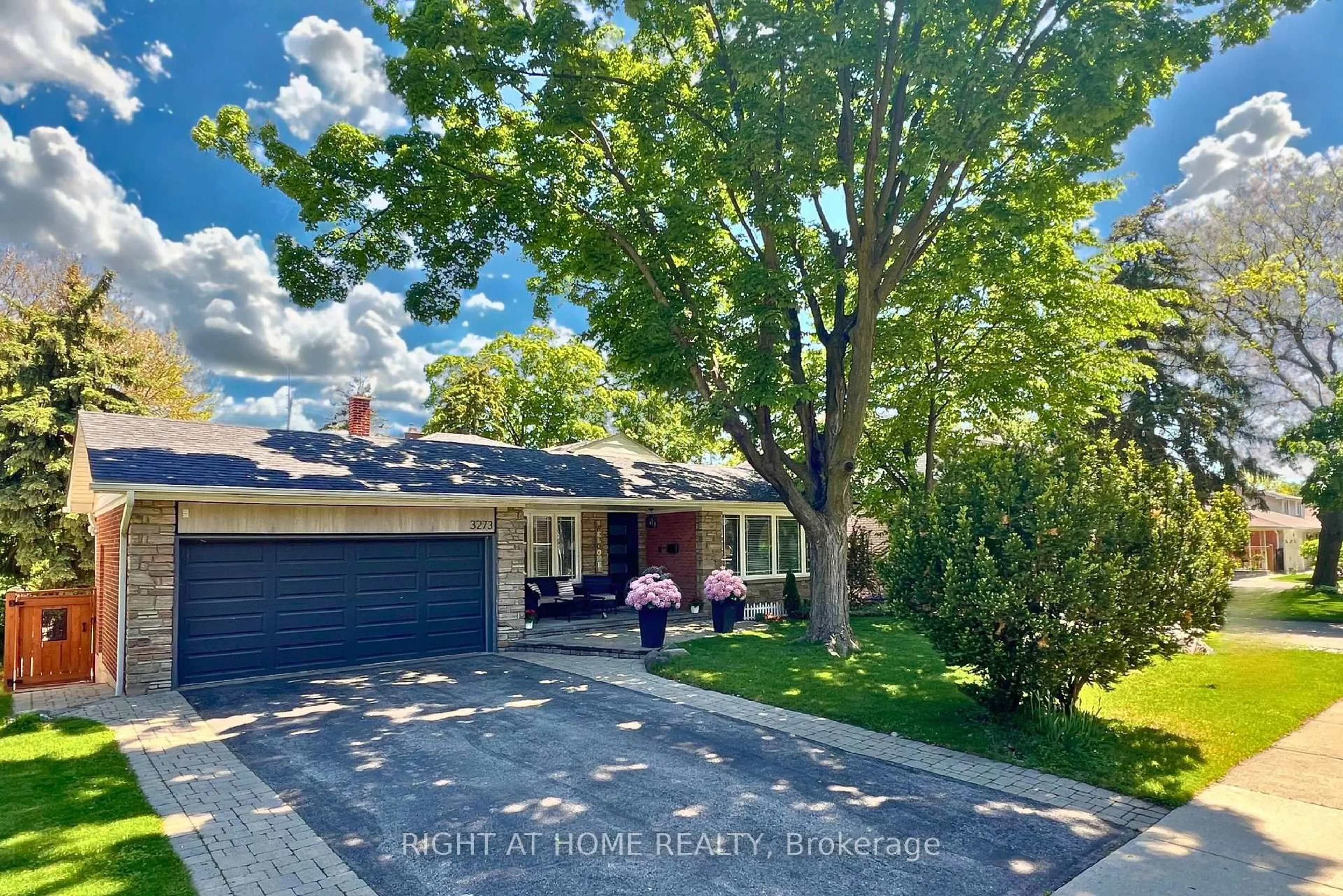 A pic from outside/outdoor area/front of a property/back of a property/a pic from drone, street for 3273 Grassfire Cres, Mississauga Ontario L4Y 3J8
