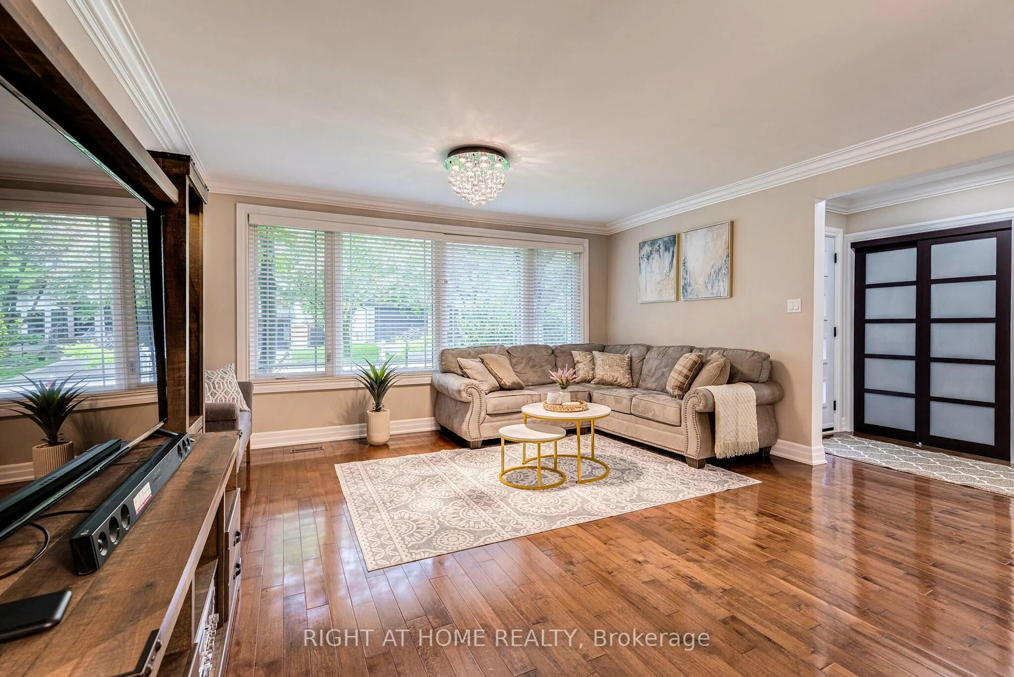 Living room with furniture, wood/laminate floor for 3273 Grassfire Cres, Mississauga Ontario L4Y 3J8