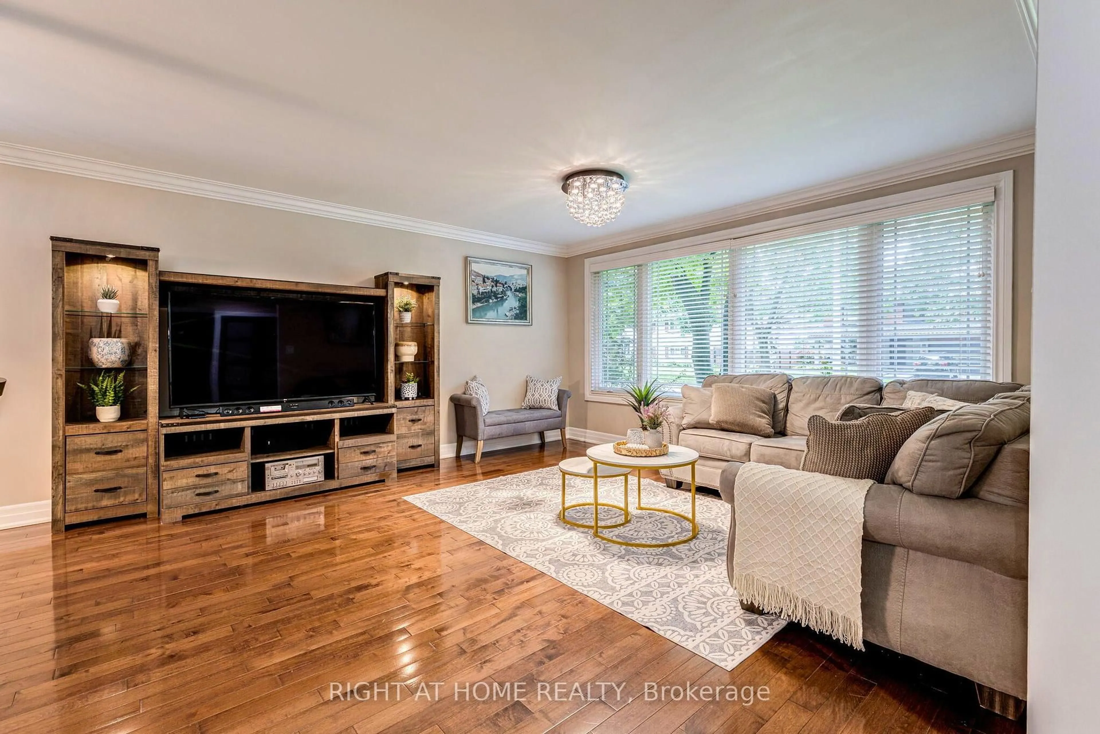 Living room with furniture, wood/laminate floor for 3273 Grassfire Cres, Mississauga Ontario L4Y 3J8