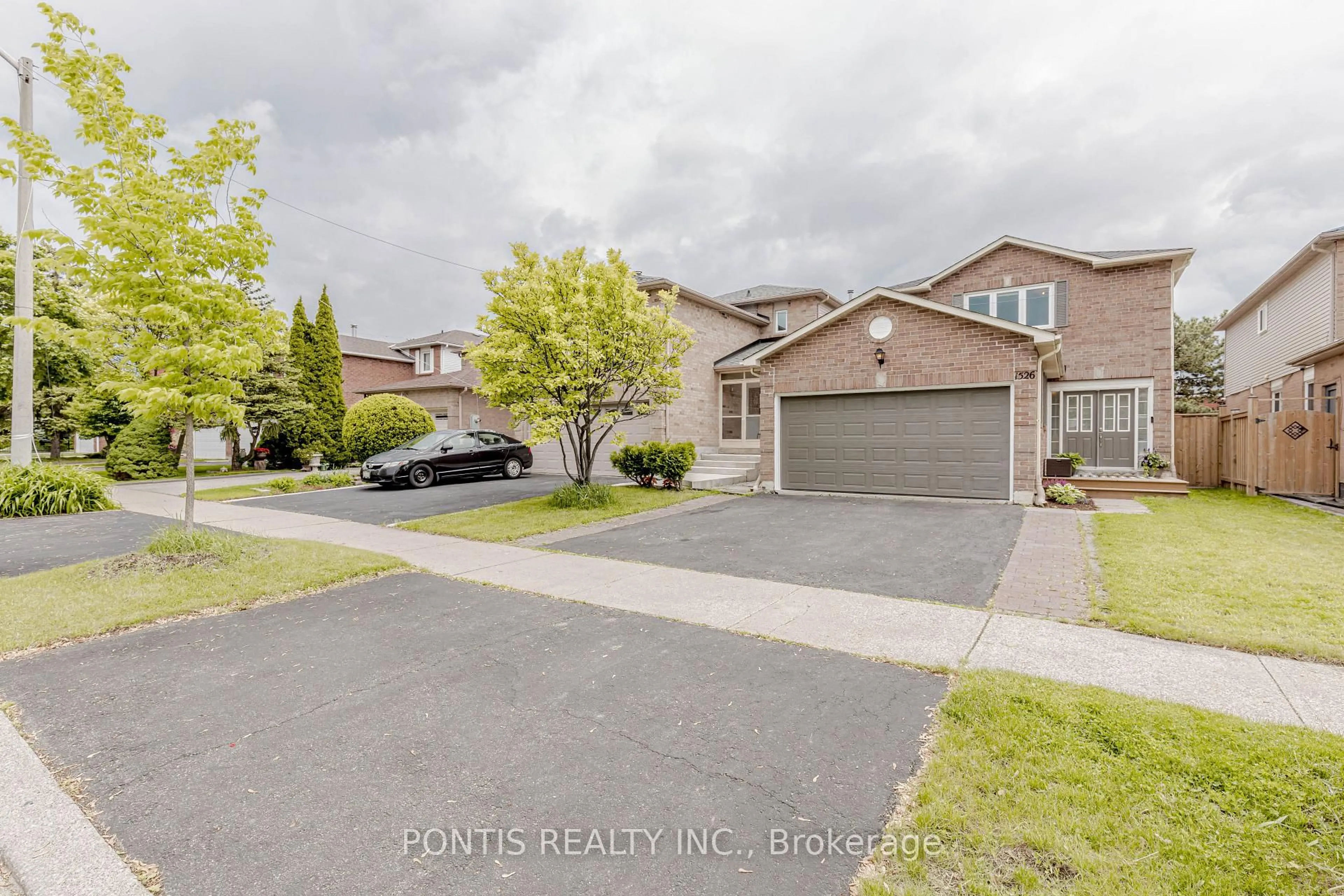 A pic from outside/outdoor area/front of a property/back of a property/a pic from drone, street for 1526 KIRKROW Cres, Mississauga Ontario L5M 3Y8