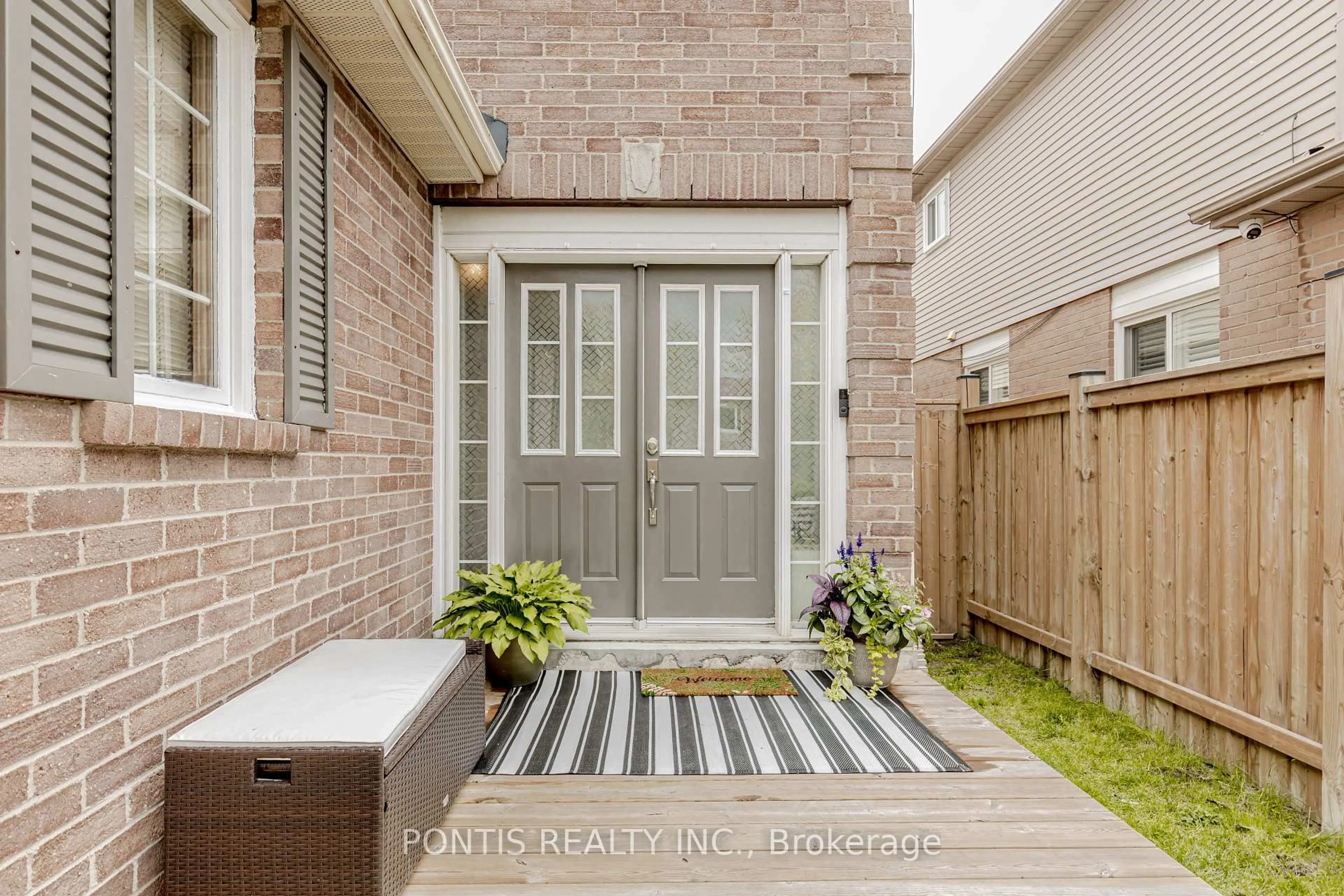 Indoor entryway for 1526 KIRKROW Cres, Mississauga Ontario L5M 3Y8