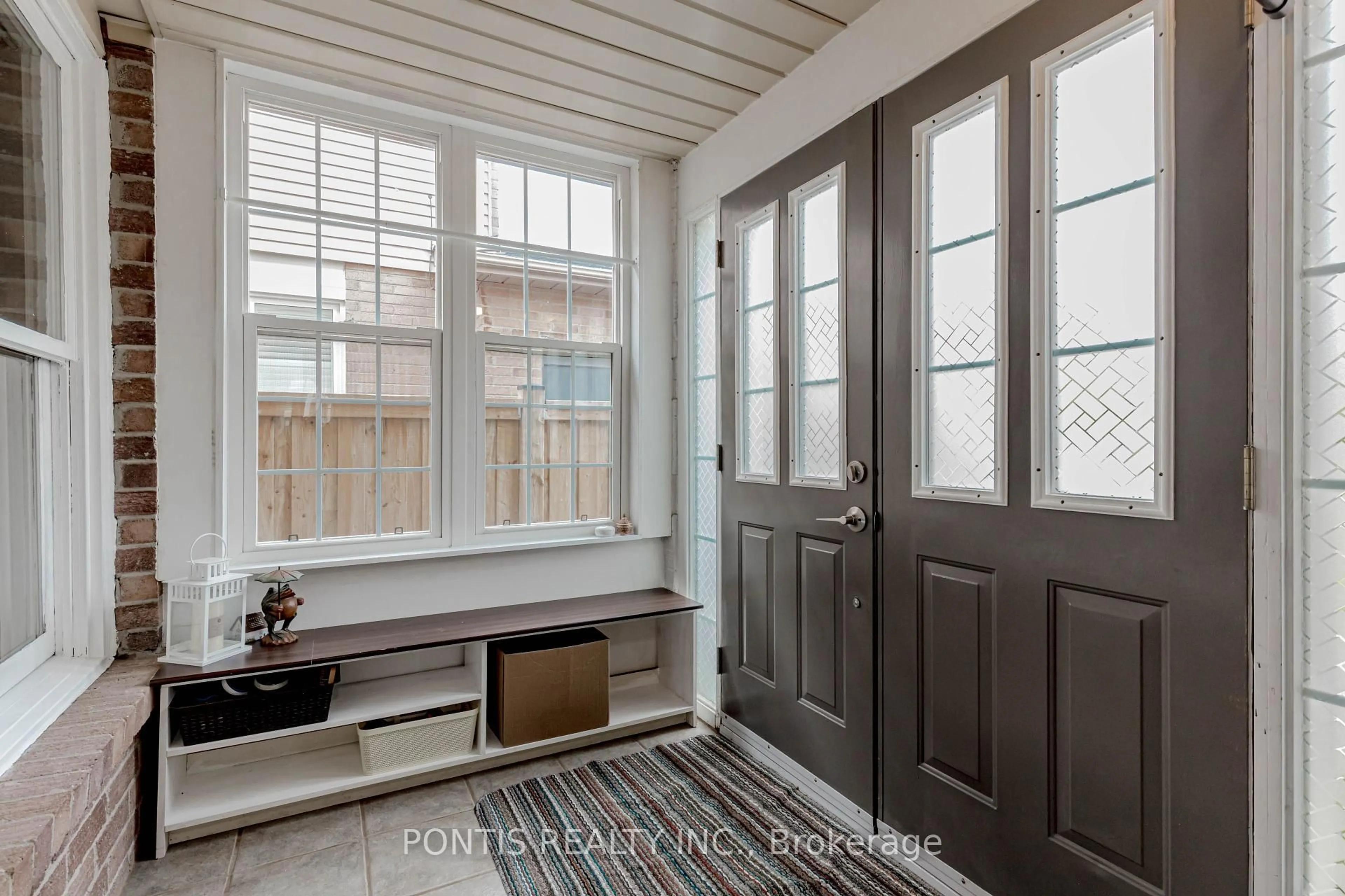 Indoor entryway for 1526 KIRKROW Cres, Mississauga Ontario L5M 3Y8