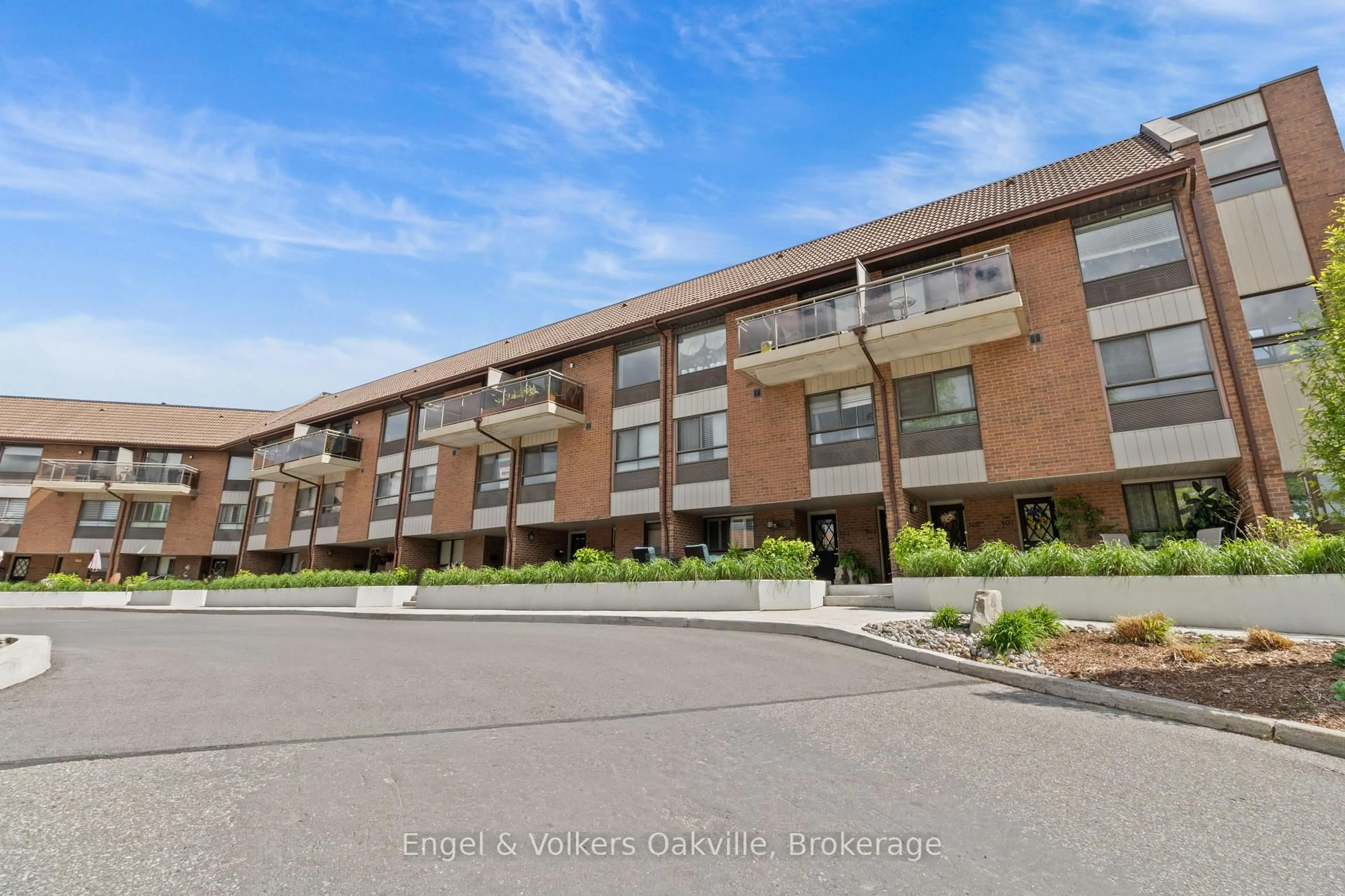 Patio, unknown for 1000 Cedarglen Gate #402, Mississauga Ontario L5C 3Z5