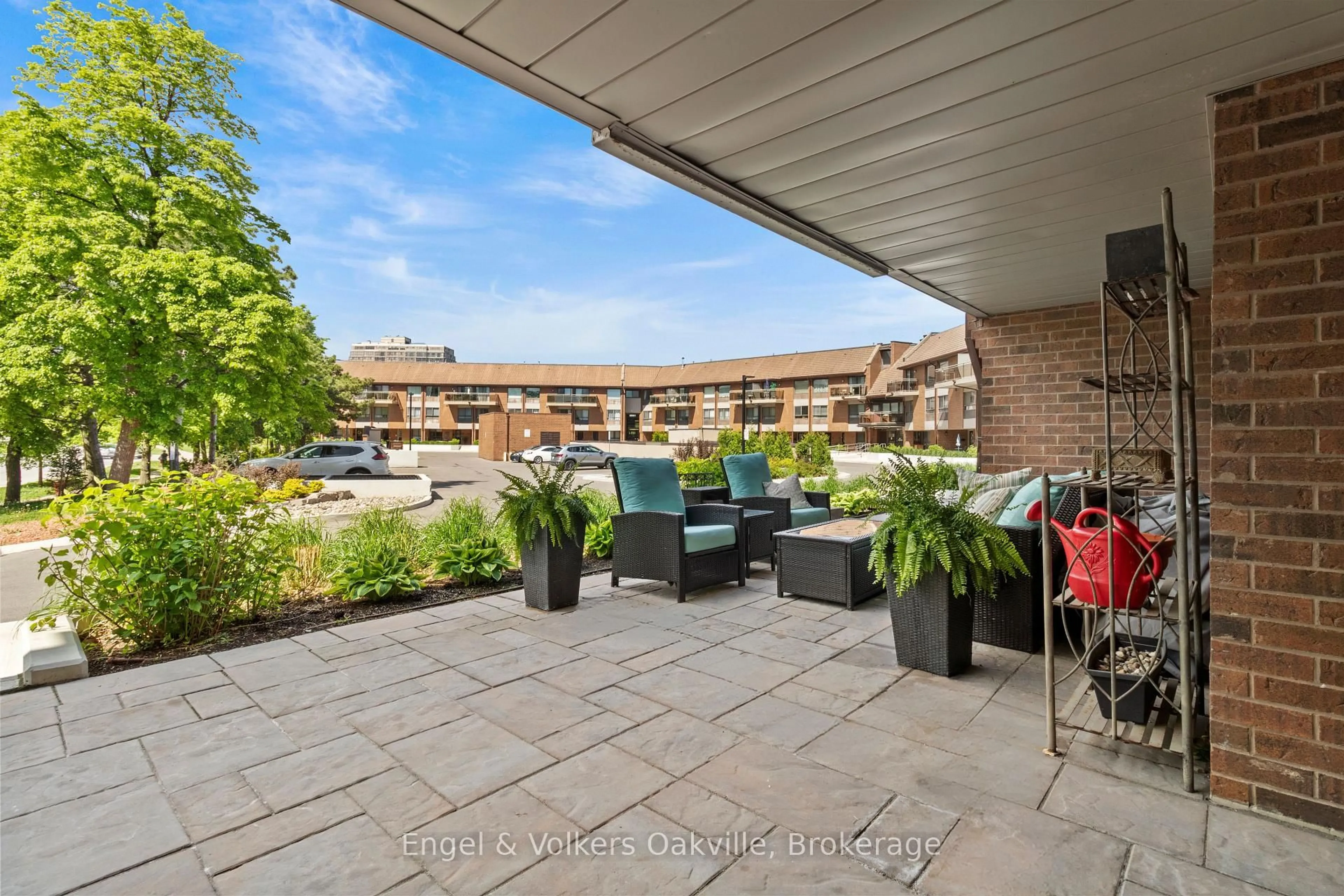 Patio, unknown for 1000 Cedarglen Gate #402, Mississauga Ontario L5C 3Z5