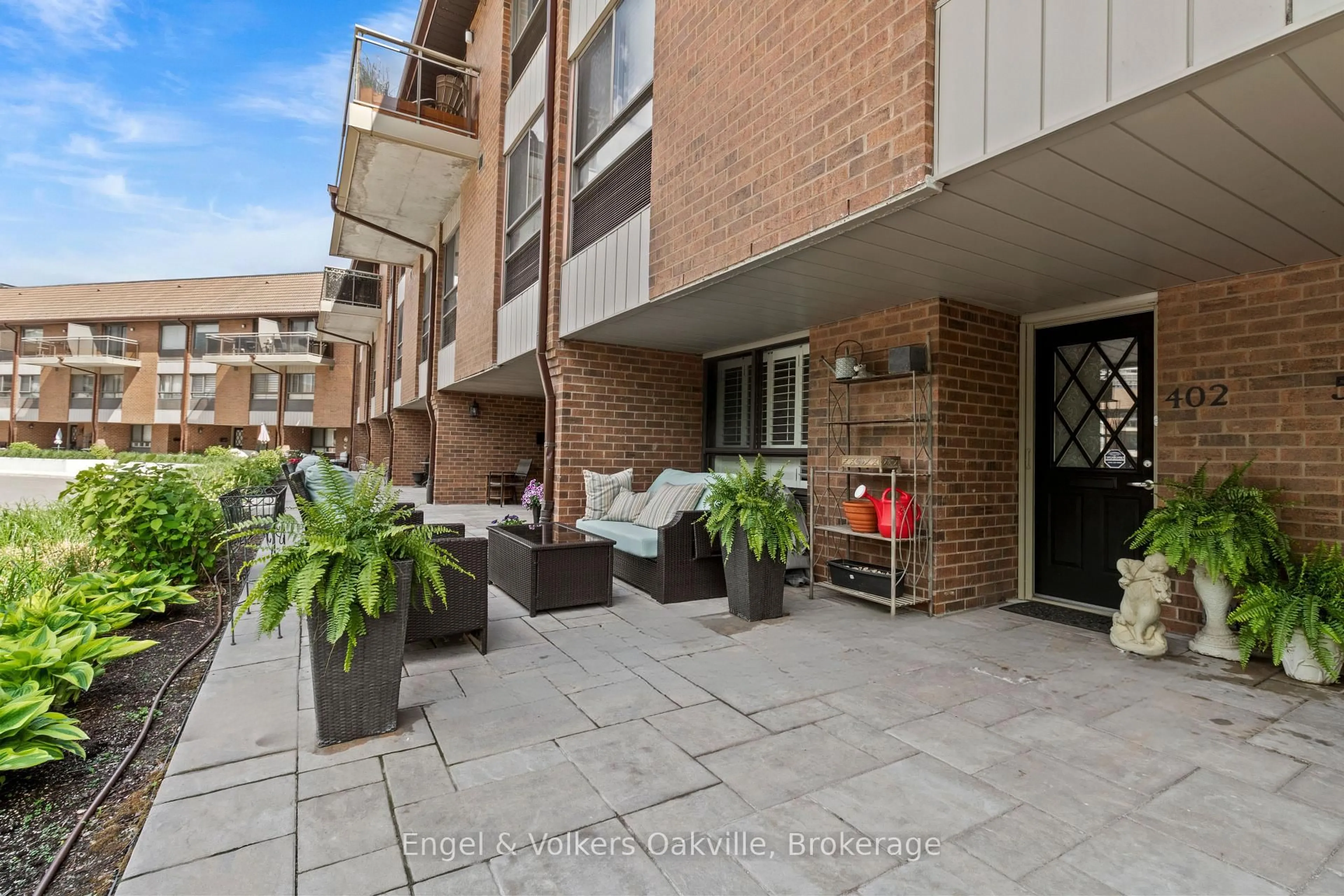 Patio, street for 1000 Cedarglen Gate #402, Mississauga Ontario L5C 3Z5