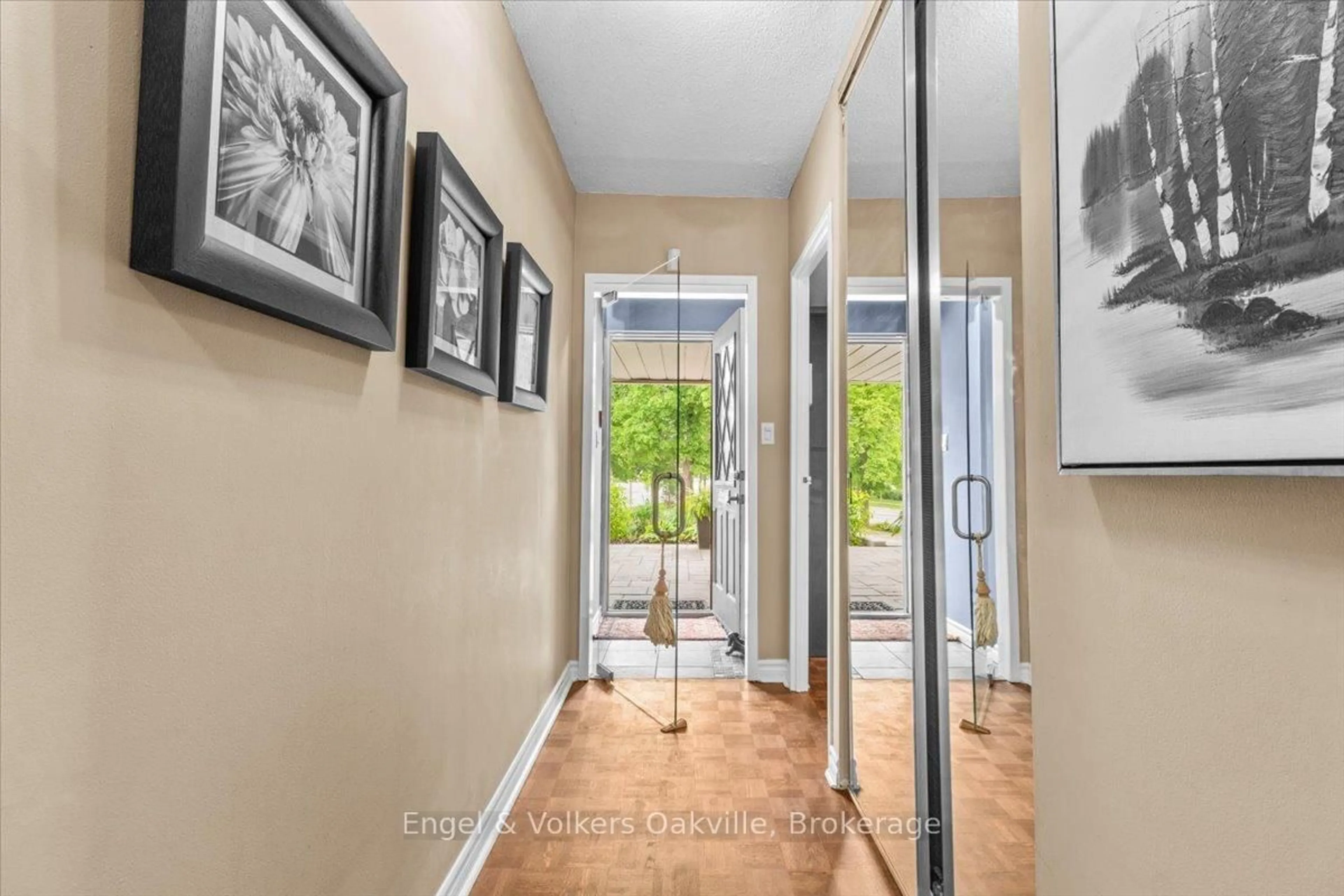 Indoor entryway for 1000 Cedarglen Gate #402, Mississauga Ontario L5C 3Z5