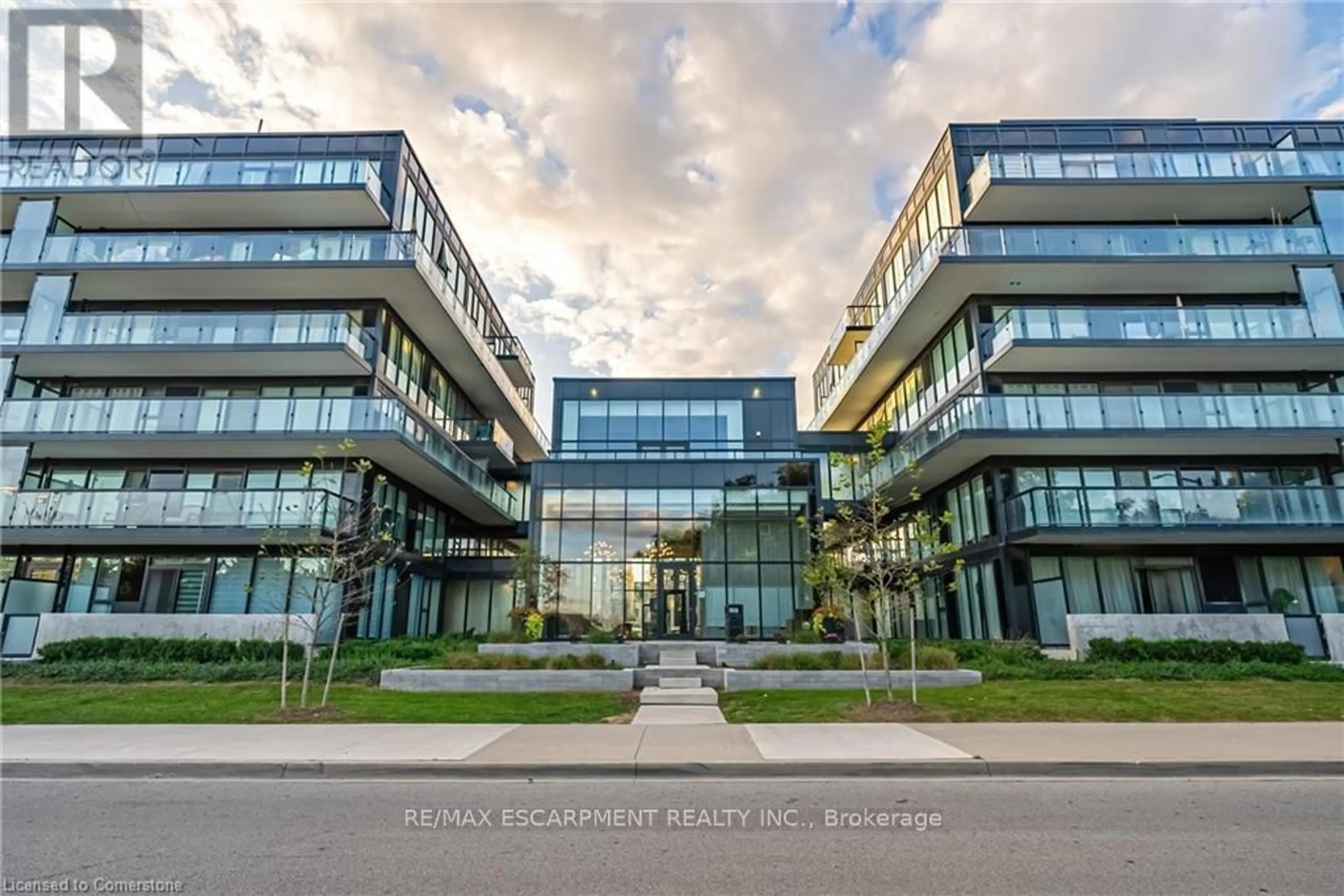 Indoor foyer for 1117 Cooke Blvd #A101, Burlington Ontario L7T 4A8