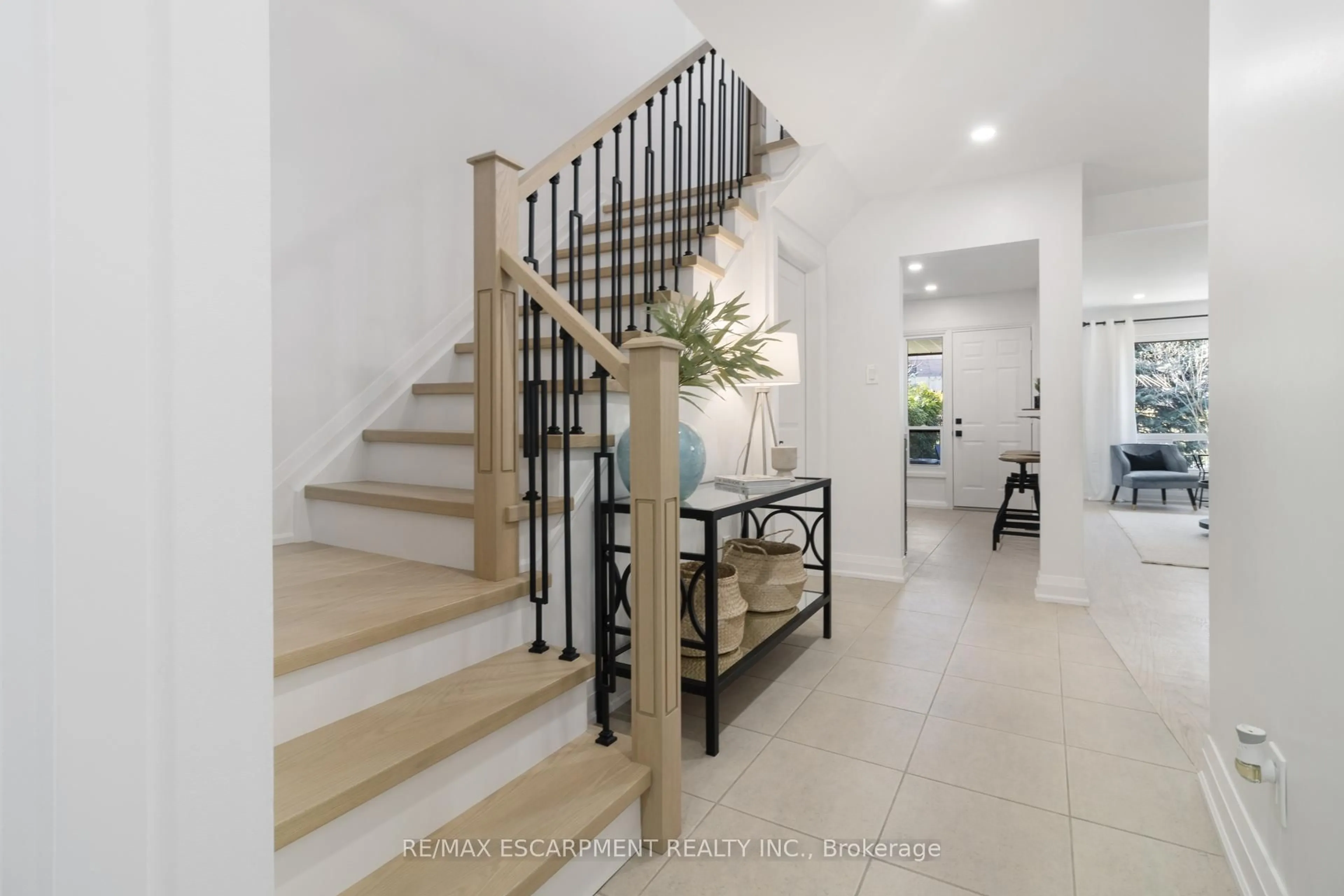 Indoor foyer for 2020 South Millway #55, Mississauga Ontario L5L 1K2