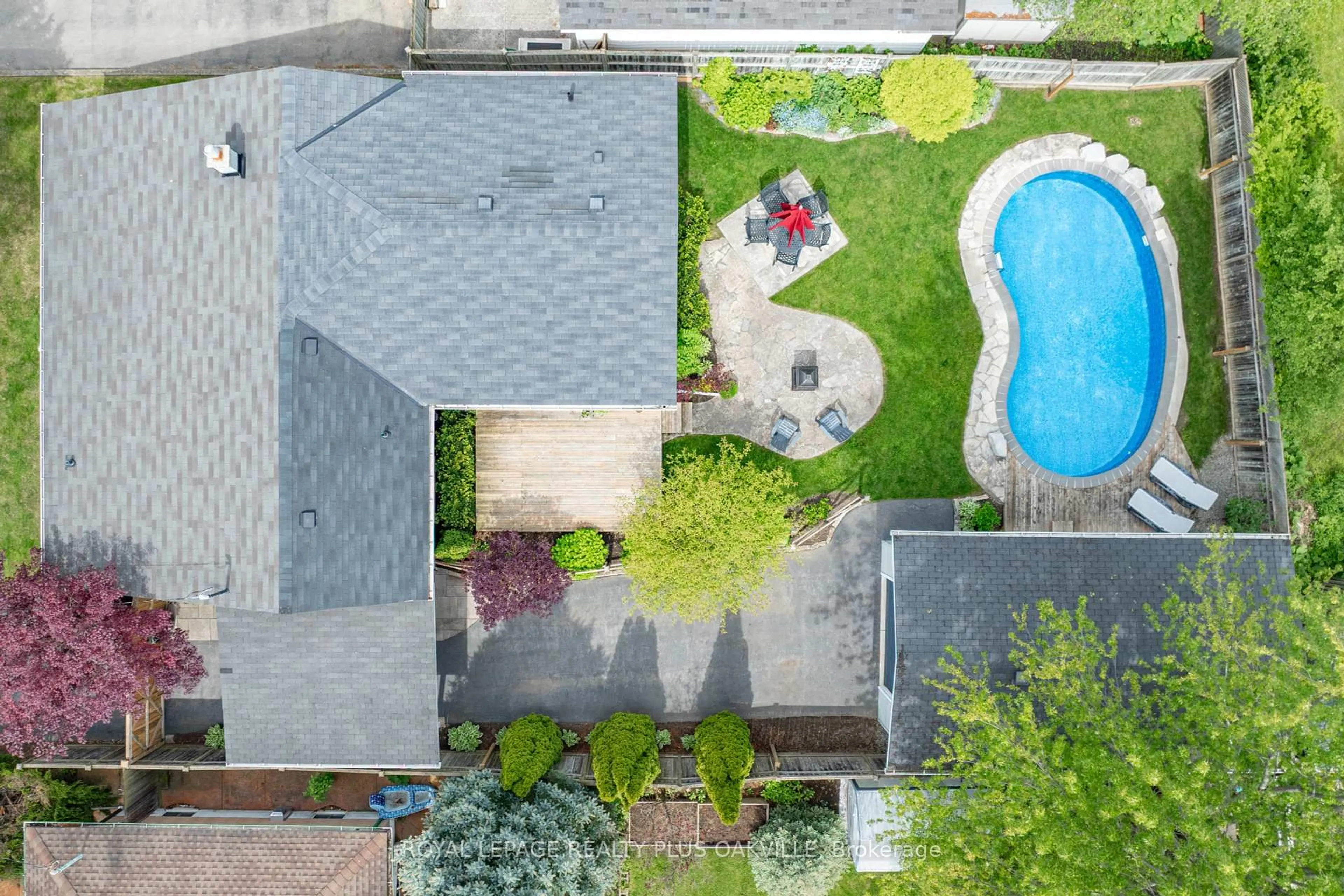 A pic from outside/outdoor area/front of a property/back of a property/a pic from drone, street for 213 Mohawk Rd, Oakville Ontario L6L 2Z1