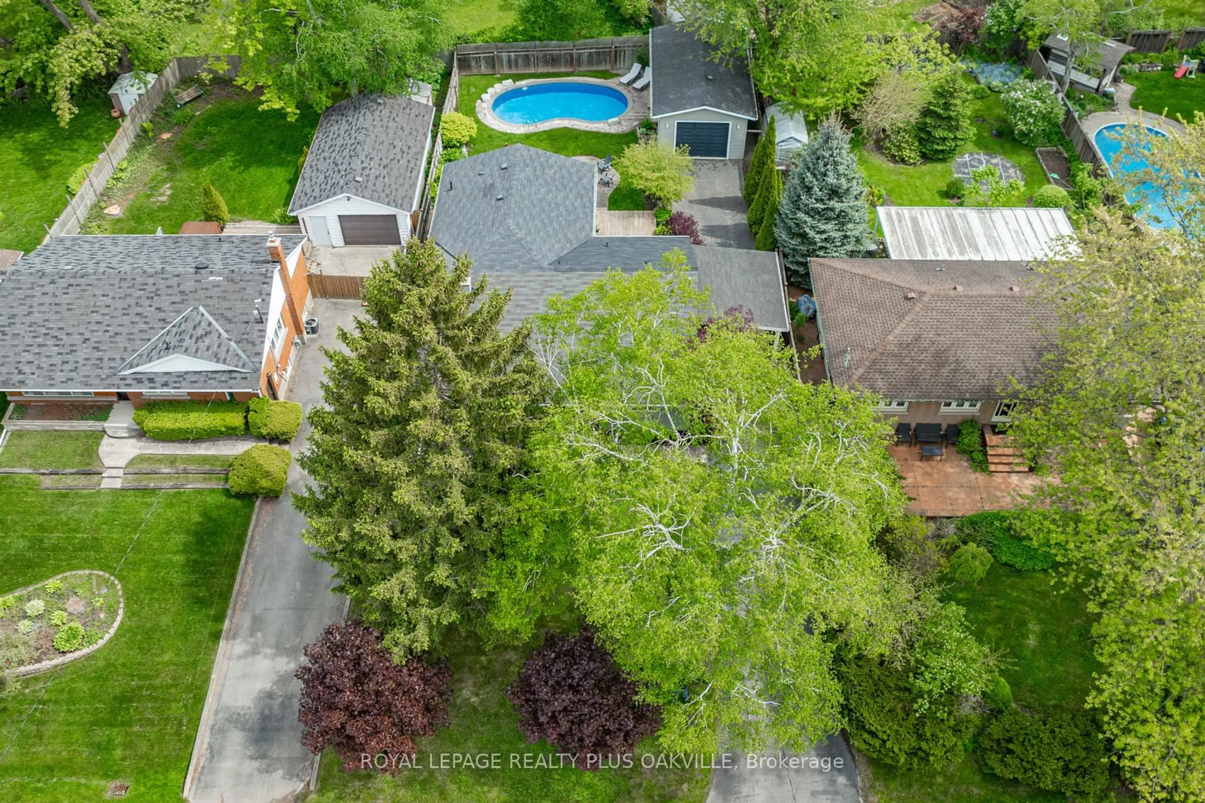 A pic from outside/outdoor area/front of a property/back of a property/a pic from drone, street for 213 Mohawk Rd, Oakville Ontario L6L 2Z1