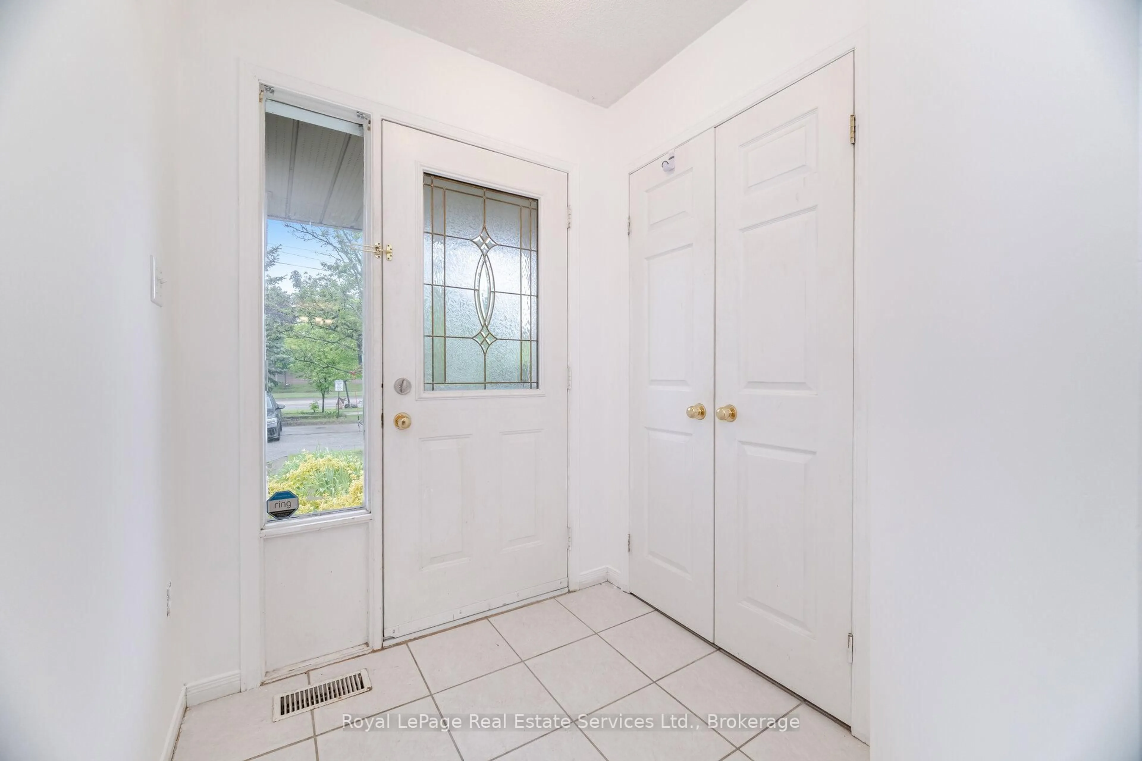Indoor entryway for 1263 Walker's Line, Burlington Ontario L7M 4N8