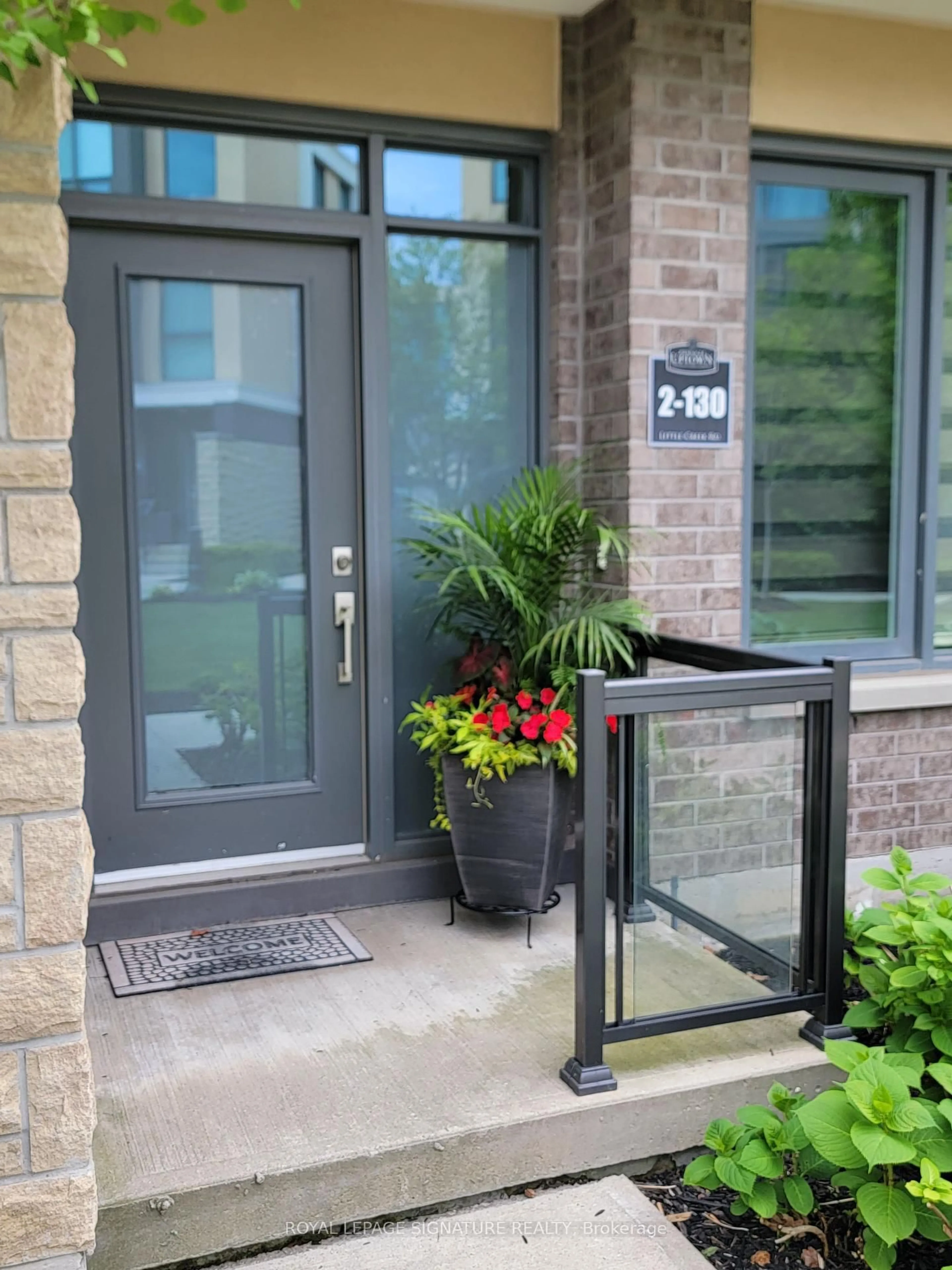 Indoor entryway for 130 Little Creek Rd #2, Mississauga Ontario L5R 1P8