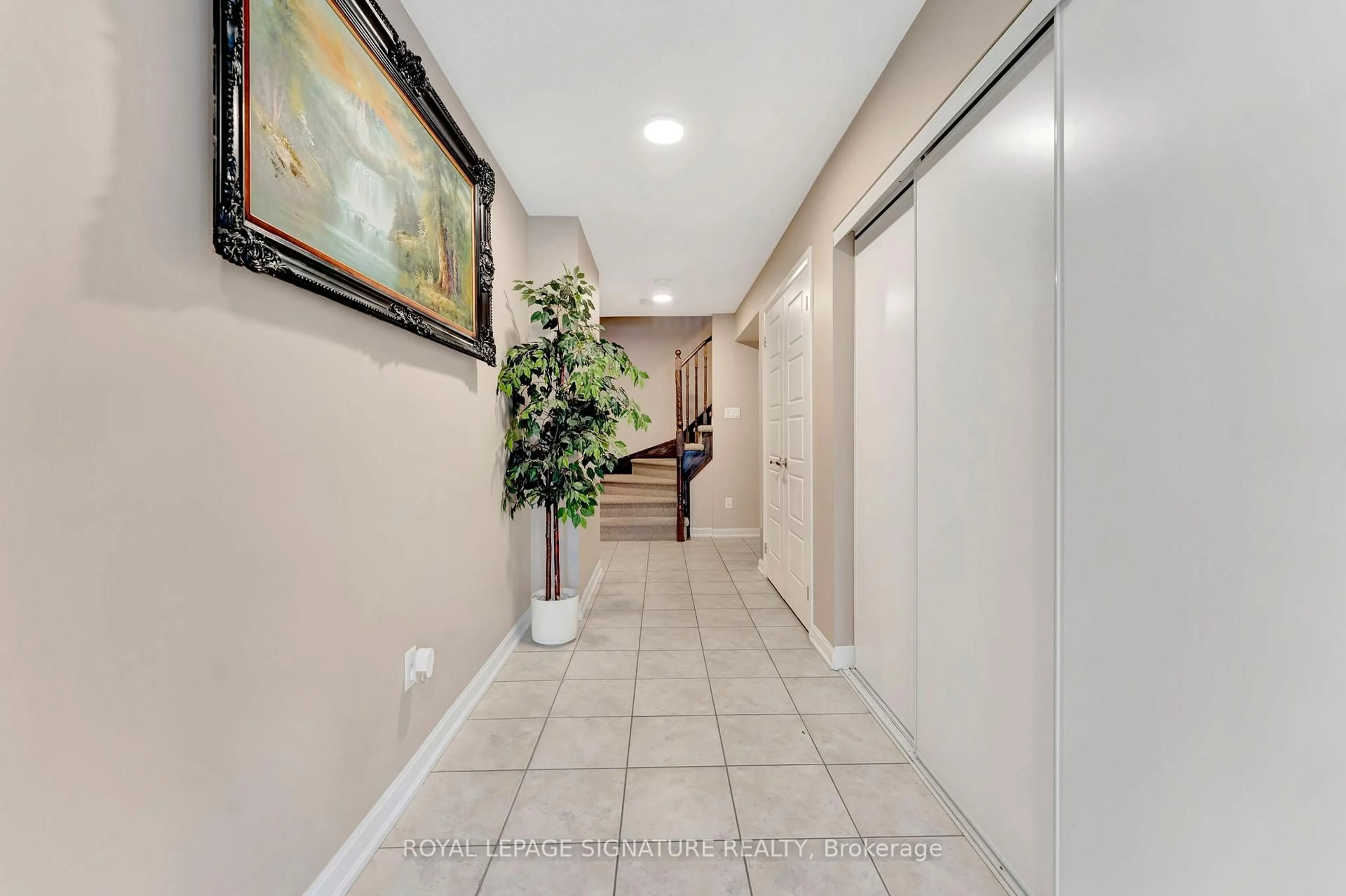 Indoor foyer for 165 Hampshire Way #134, Milton Ontario L9T 8M7