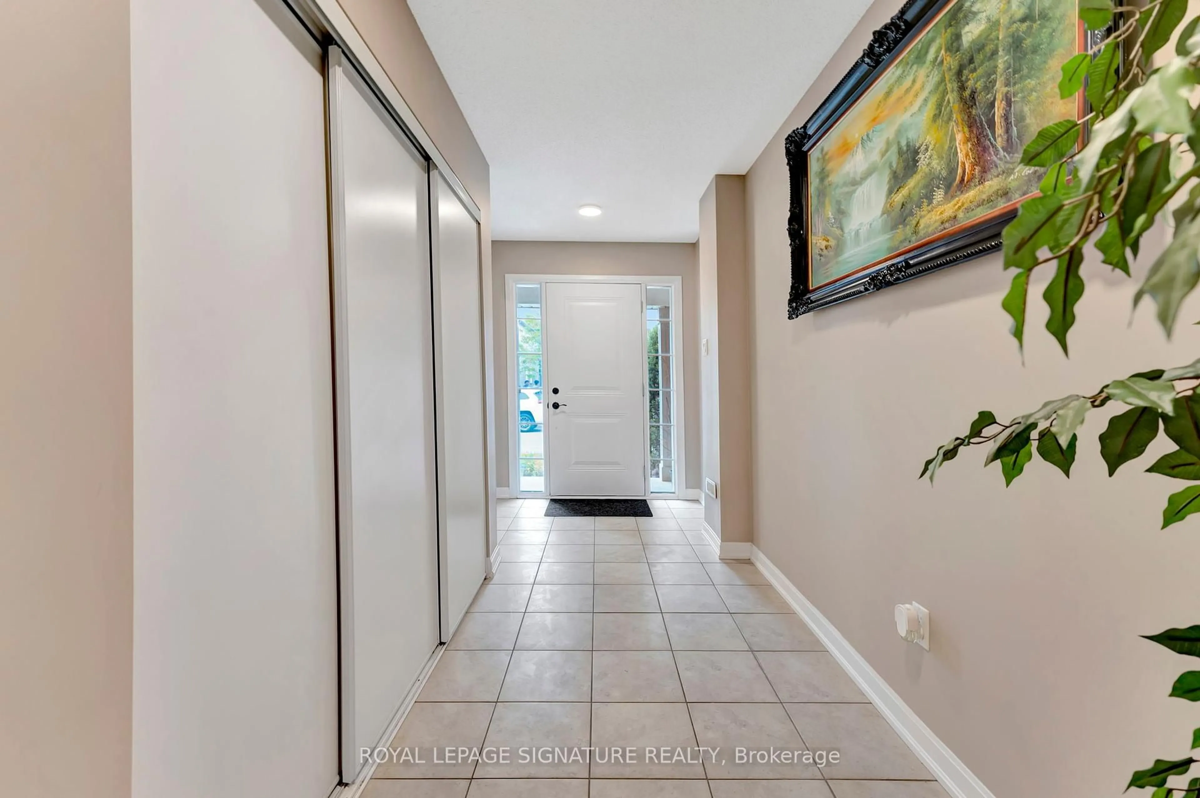 Indoor foyer for 165 Hampshire Way #134, Milton Ontario L9T 8M7