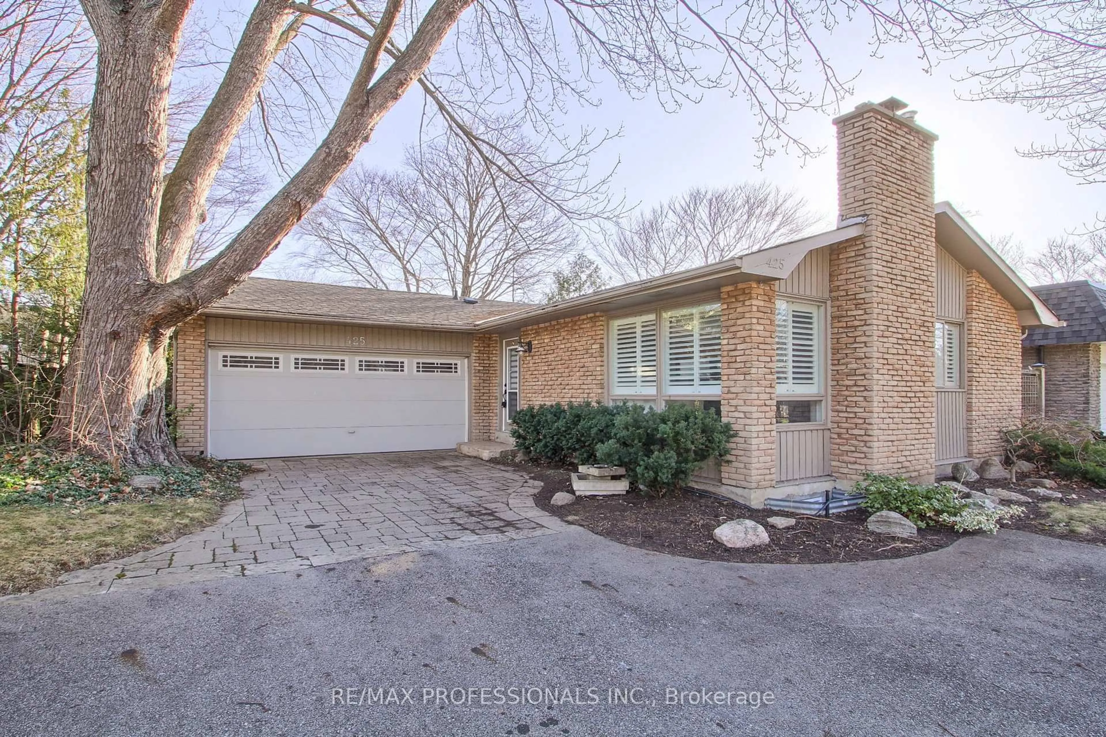 Home with brick exterior material, street for 425 CANTERBURY Cres, Oakville Ontario L6J 5K8