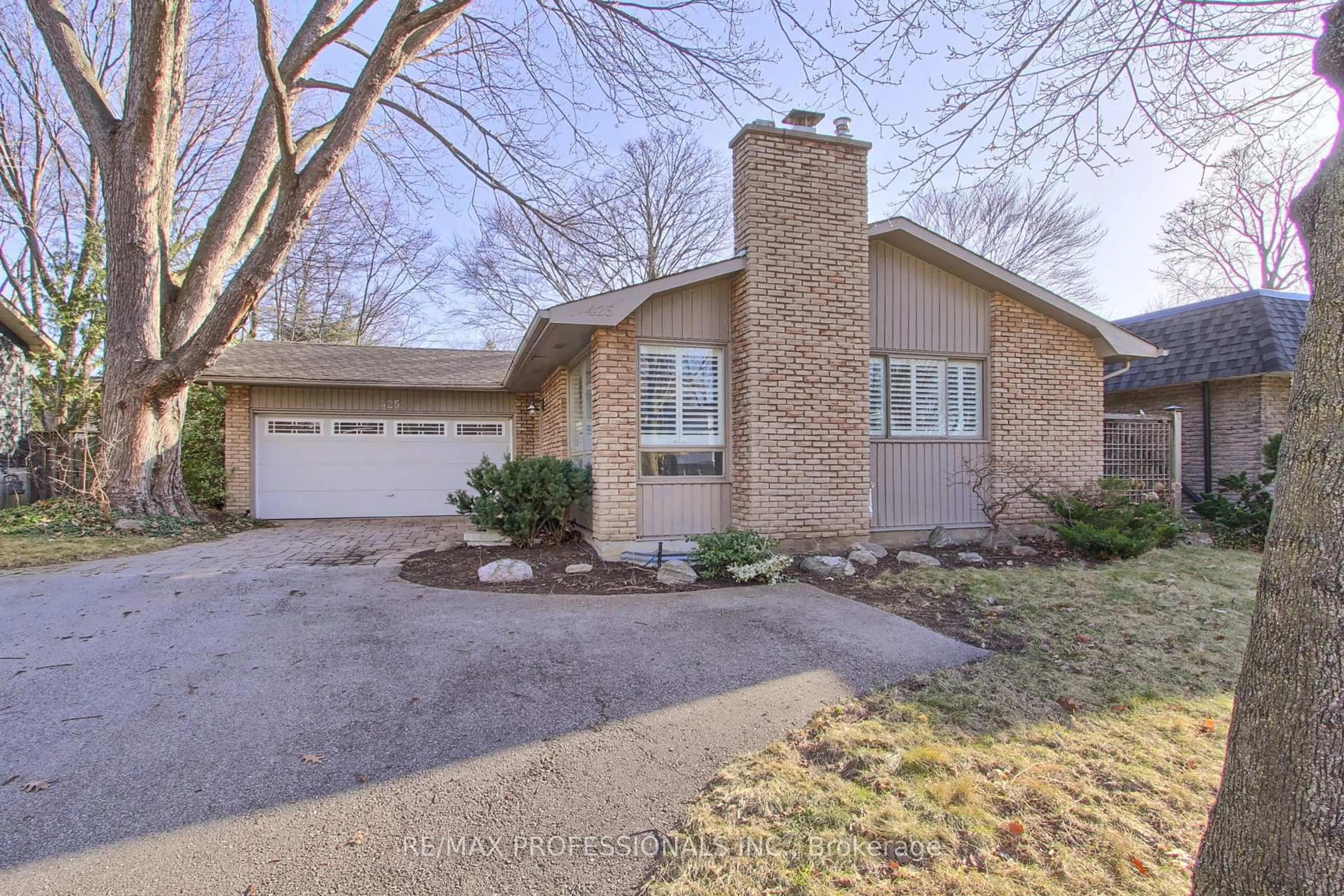 Home with brick exterior material, street for 425 CANTERBURY Cres, Oakville Ontario L6J 5K8
