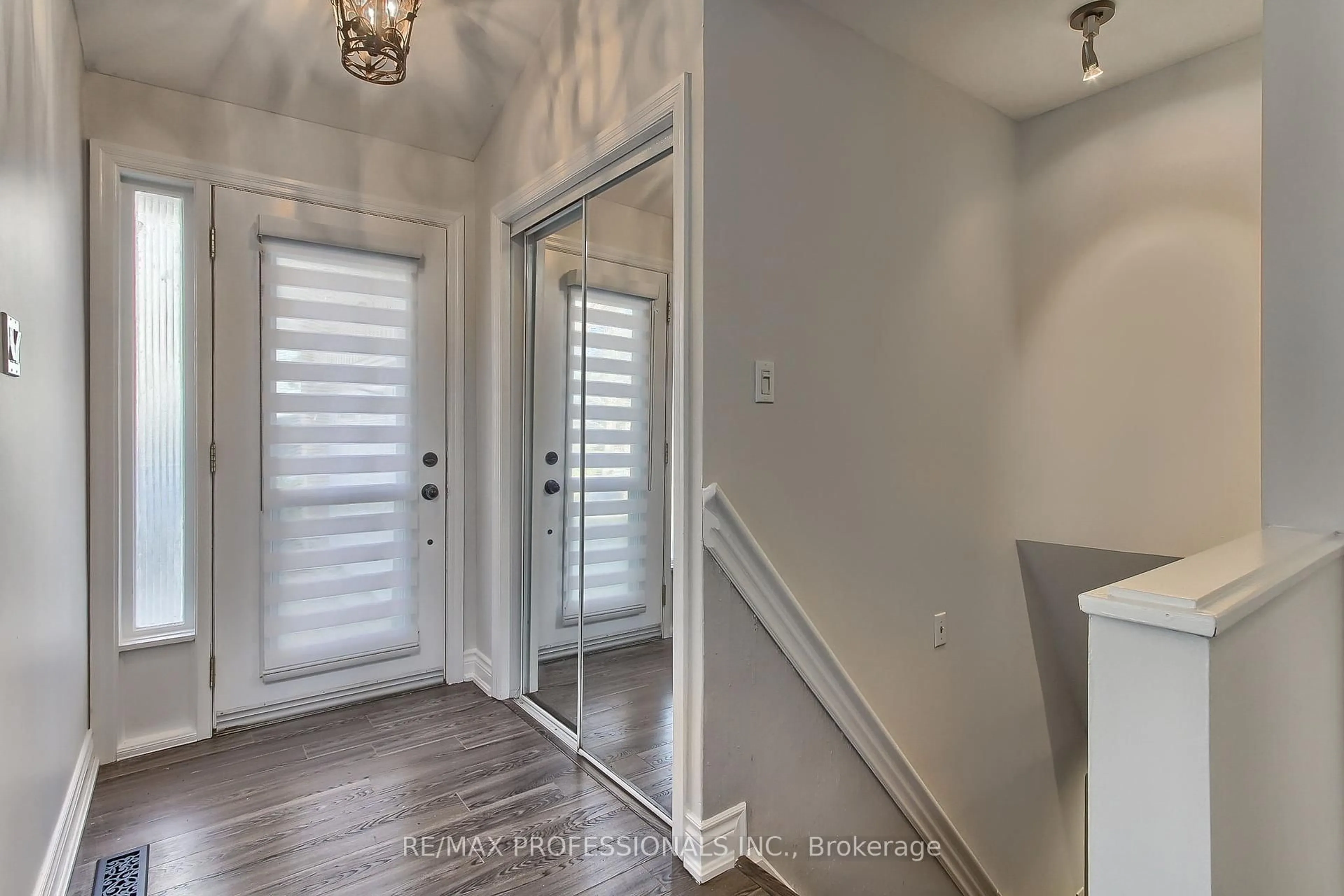 Indoor entryway for 425 CANTERBURY Cres, Oakville Ontario L6J 5K8